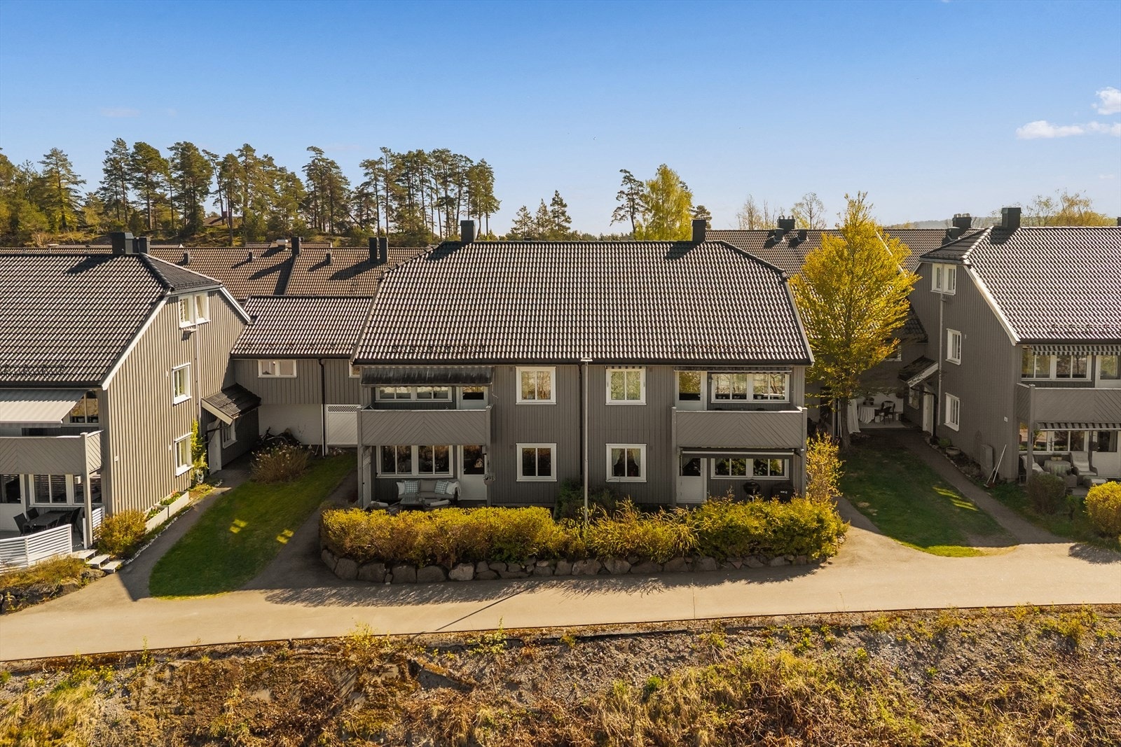 Eiendommen ligger i et rolig og etablert boligområde på Hogsnes. Galleribilde