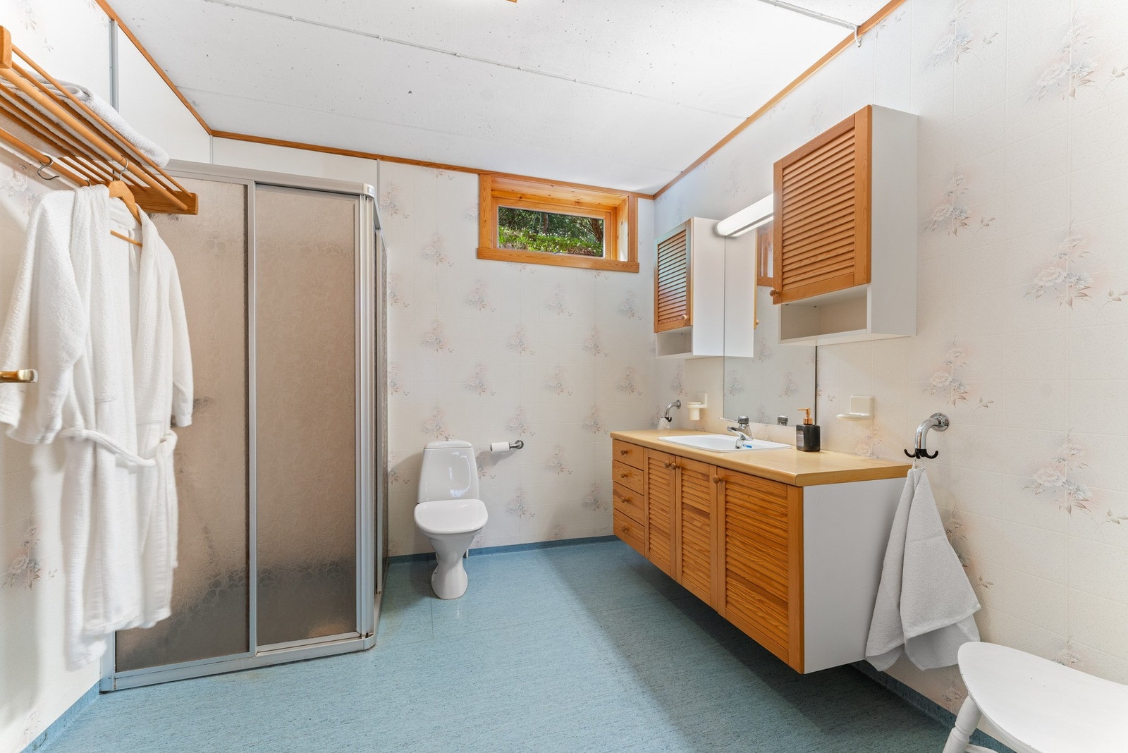 Badet i underetasjen er fra byggeår og har våtromstapet/vinylbelegg på vegger, baderomsplater i dusjsonen og vinylbelegg på gulv med vannbåren gulvvarme. Galleribilde