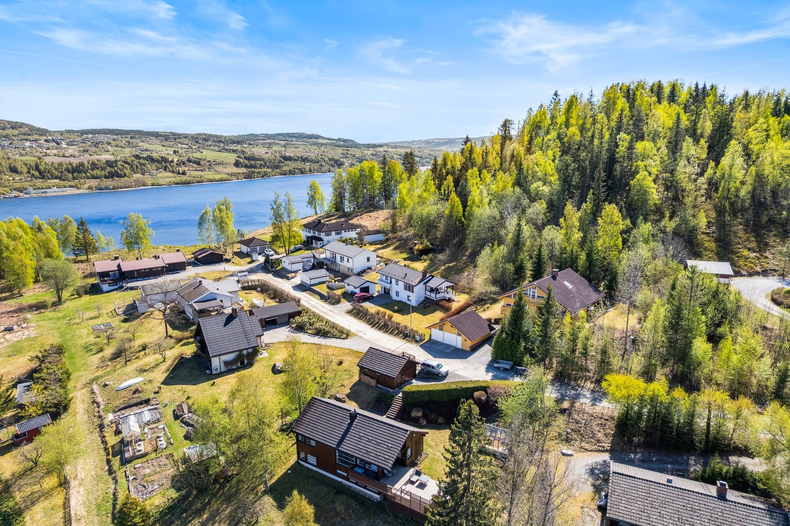 Området er stille og rolig, hovedsakelig bestående av eneboliger, og byr på trygge og gode oppvekstsvilkår i fredelige omgivelser. Galleribilde