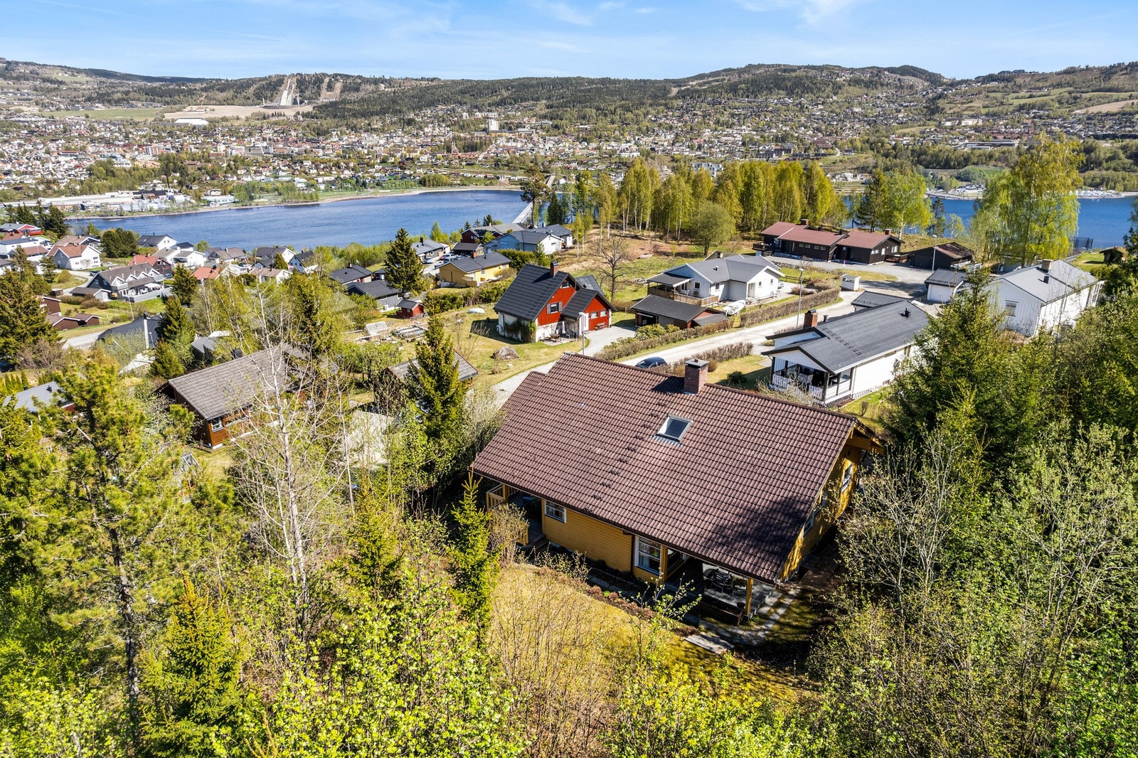 Eiendommen har en høyt og frittliggende beliggenhet med flotte solforhold og herlig utsikt over Mjøsa og Lillehammer by. Galleribilde