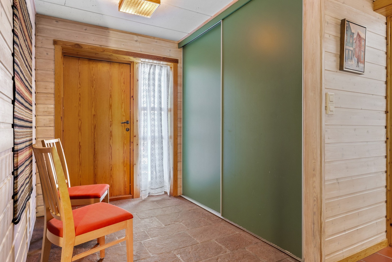 Du ønskes velkommen inn i en romslig entré med flislagt gulv og vannbåren gulvvarme. Her er det garderobeskap og god plass til oppbevaring av yttertøy og sko. Galleribilde