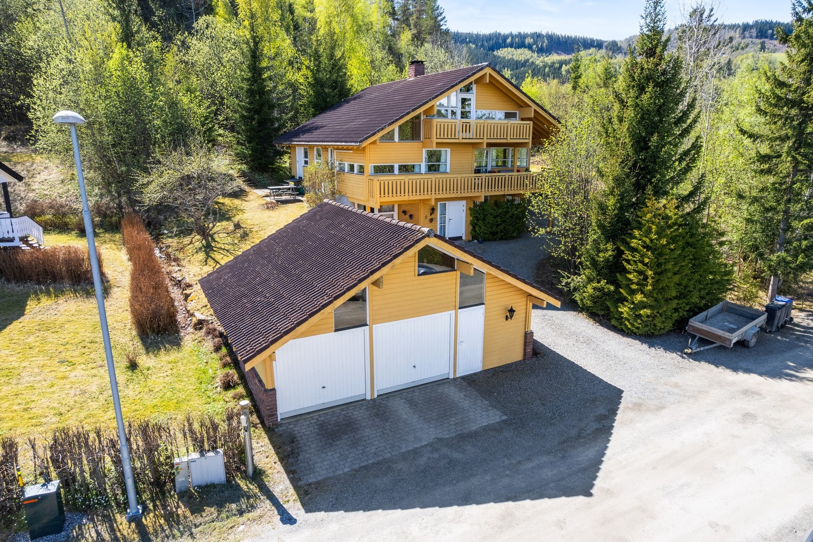 Boligen byr på en familievennlig planløsning med romslige oppholdsrom, fire soverom og gode oppbevaringsmuligheter, samt garasje med elbillader, vedbod og gode lagringsmuligheter. Galleribilde