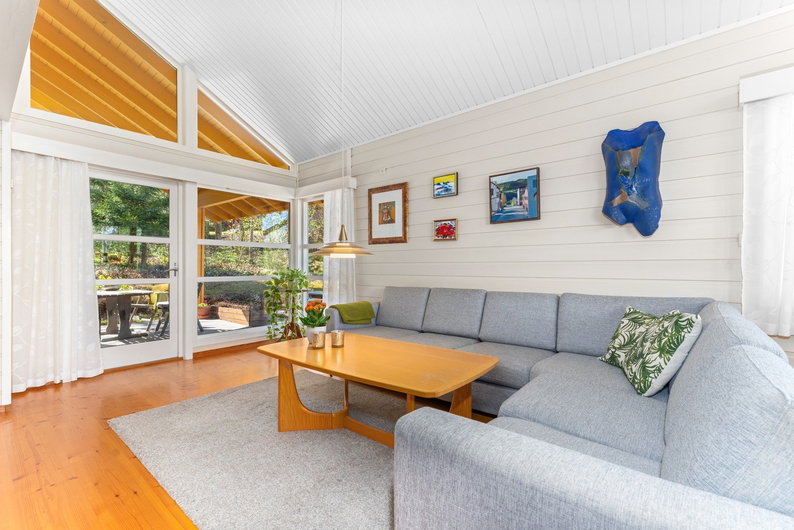 Fra stuen er det utgang til en takoverbygget og flislagt uteplass på baksiden av huset. Galleribilde