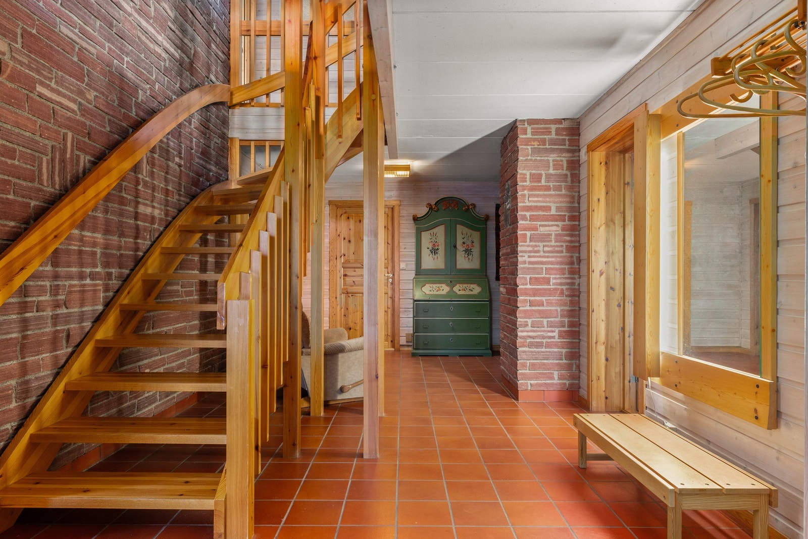 Videre kommer man inn i en hall med trapp til øvrige etasjer, ekstra oppbevaringsplass og vedovn som bidrar til både varme og hyggelig stemning. Galleribilde