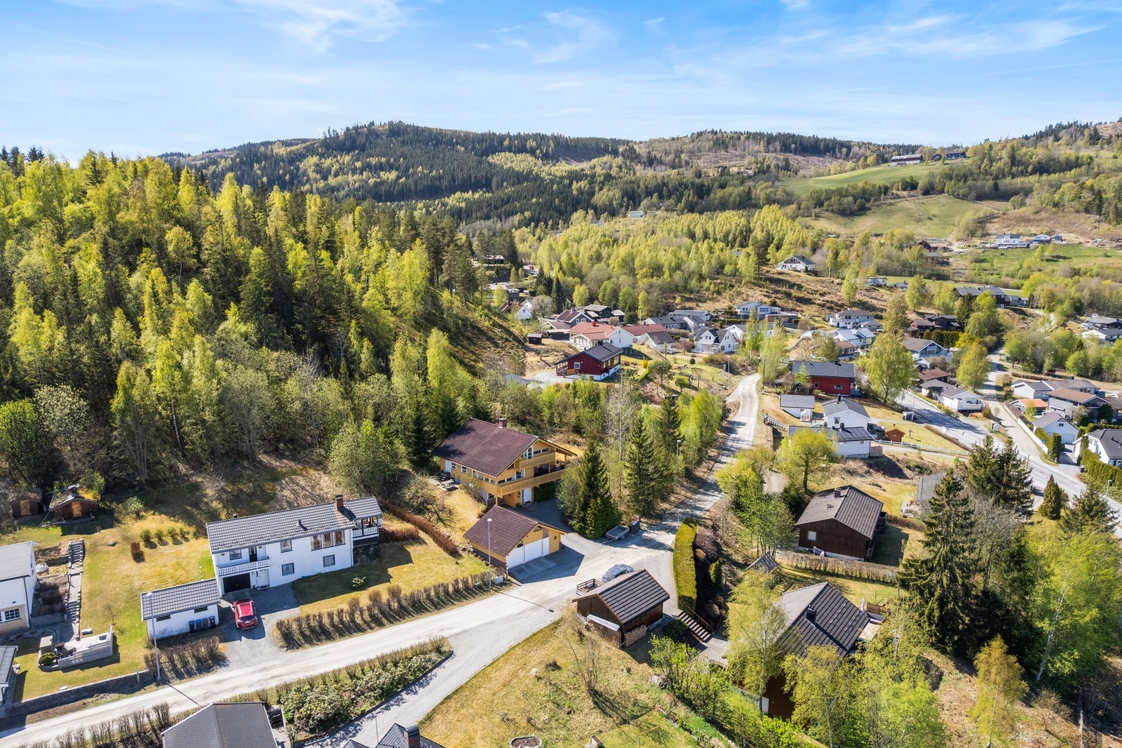 For barnefamilier er beliggenheten spesielt attraktiv, med ca. 12 minutters gange til både Vingar skole (1.-7. trinn) og Vingar barnehage. Det er også kort gangavstand til Lillehammer Steinerskole (1.-10. trinn) og Ringelihorn Steinerbarnehage. Galleribilde