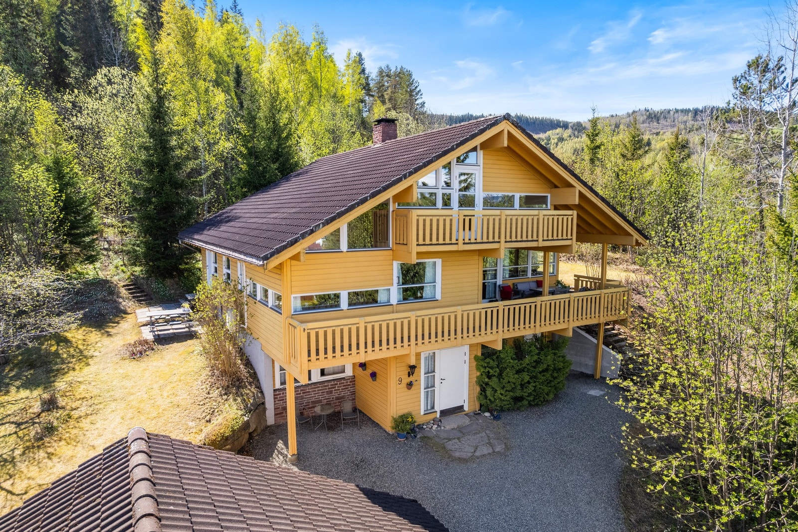 PrivatMegleren Lillehammer v/Pernille Enger Lunn har gleden av å presentere Granlivegen 9 - en stor og innholdsrik enebolig med attraktiv og barnevennlig beliggenhet på Vingnes! Galleribilde