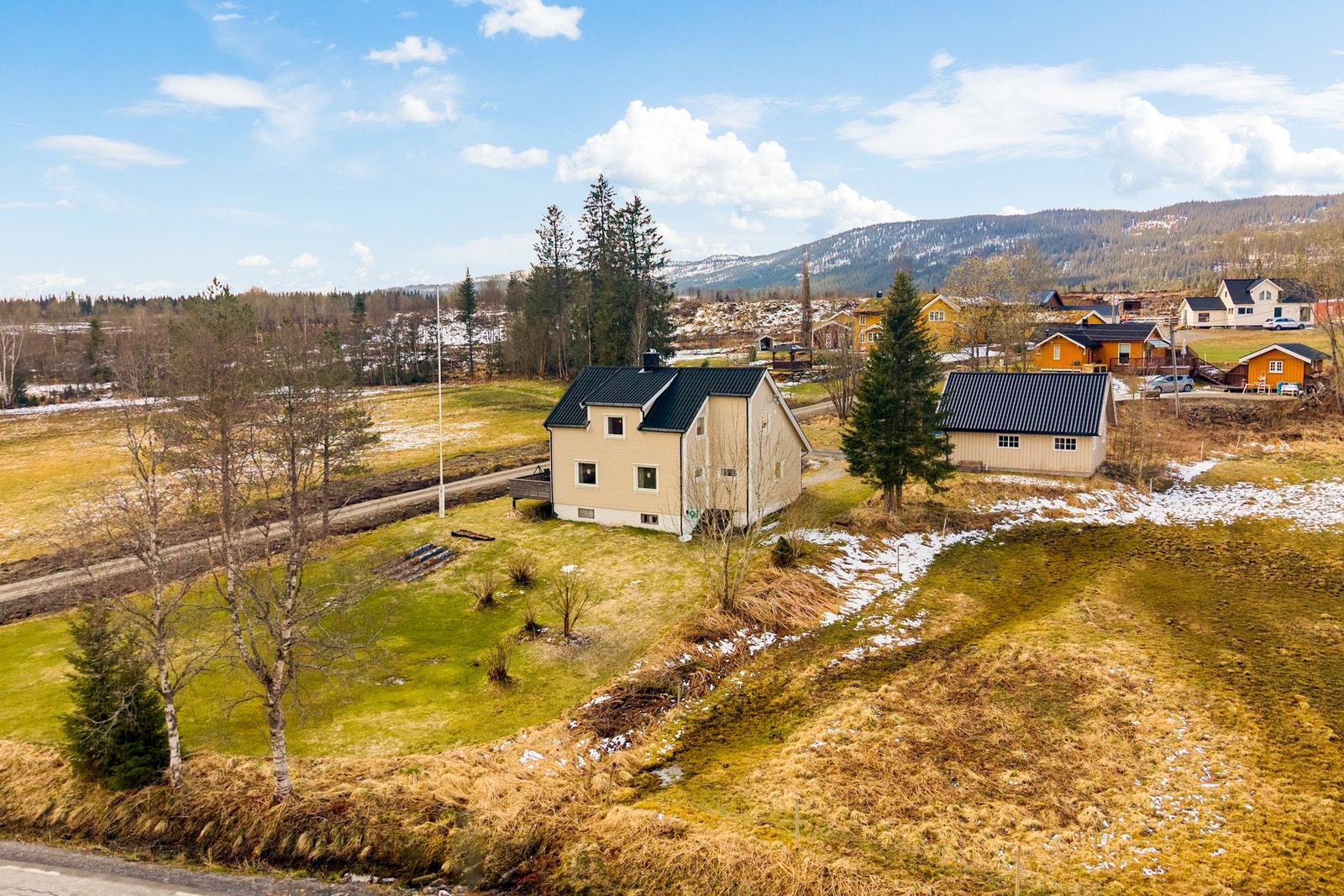 Her har du muligheten til å sikre deg en flott eiendom med idyllisk beliggenhet Galleribilde