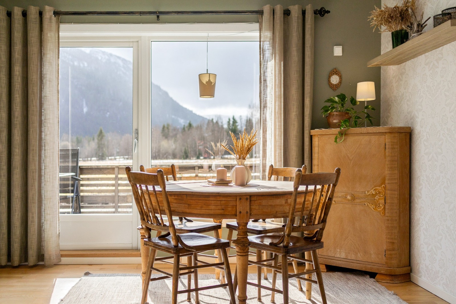 Fra spisestuen er det utgang til en romslig terrasse Galleribilde