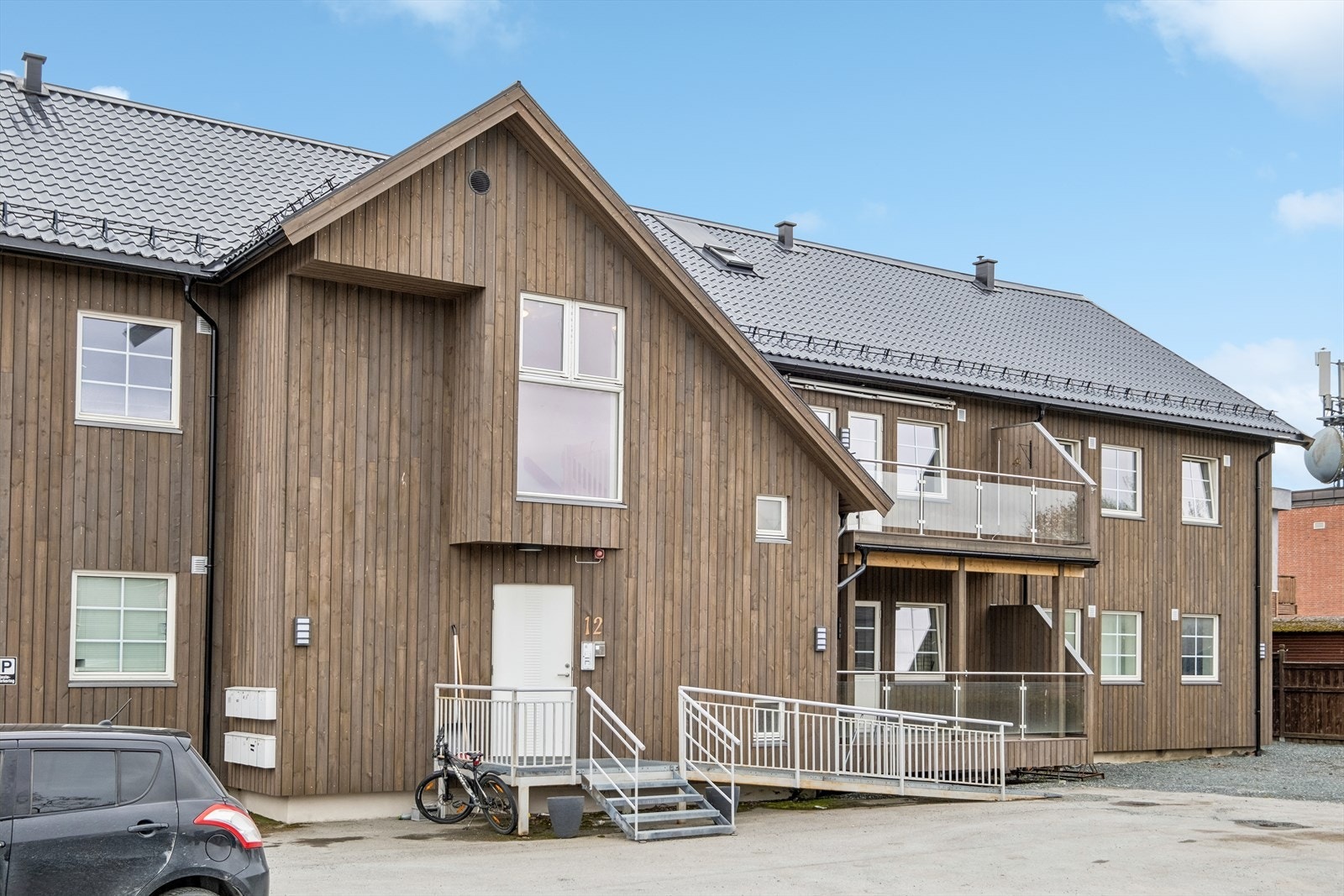 Borettslaget har gjennnomgått en vesentlig renovering de siste årene med bla. Etterisolering i vegger og tak, bytte av tak og bordkledning, nye vinduer og dører, nye balkonger. Galleribilde