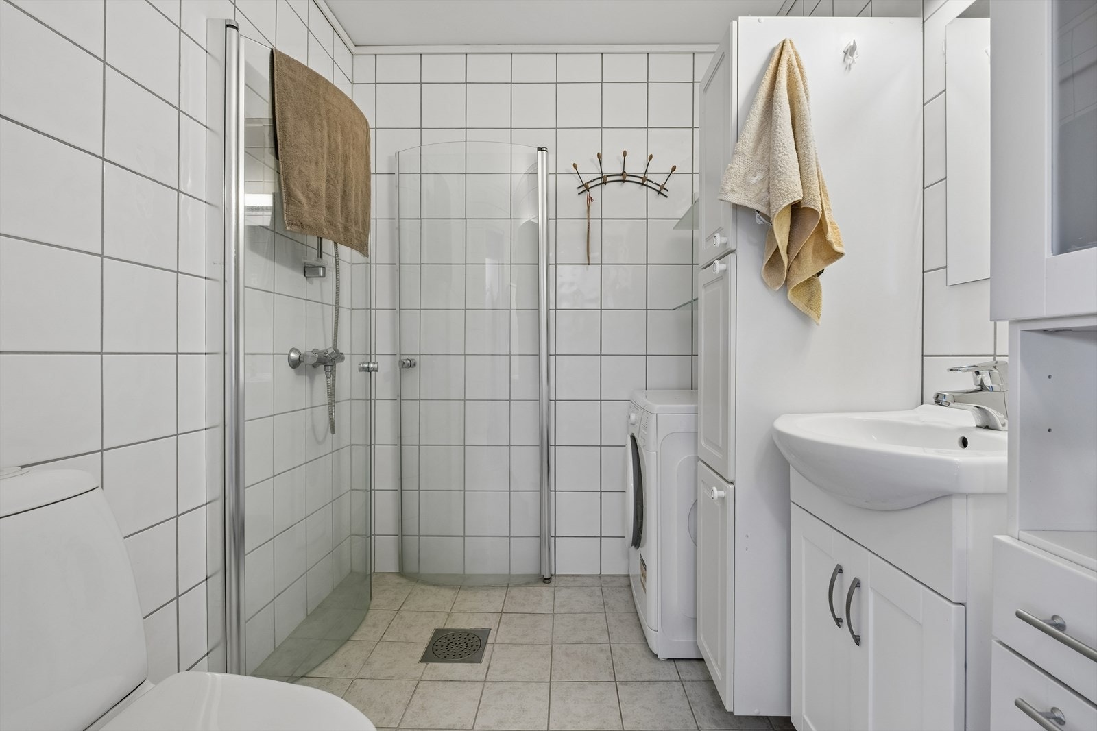 Badet er fra 2009 og har varme i gulkv. Opplegg til vaskemskin. Galleribilde