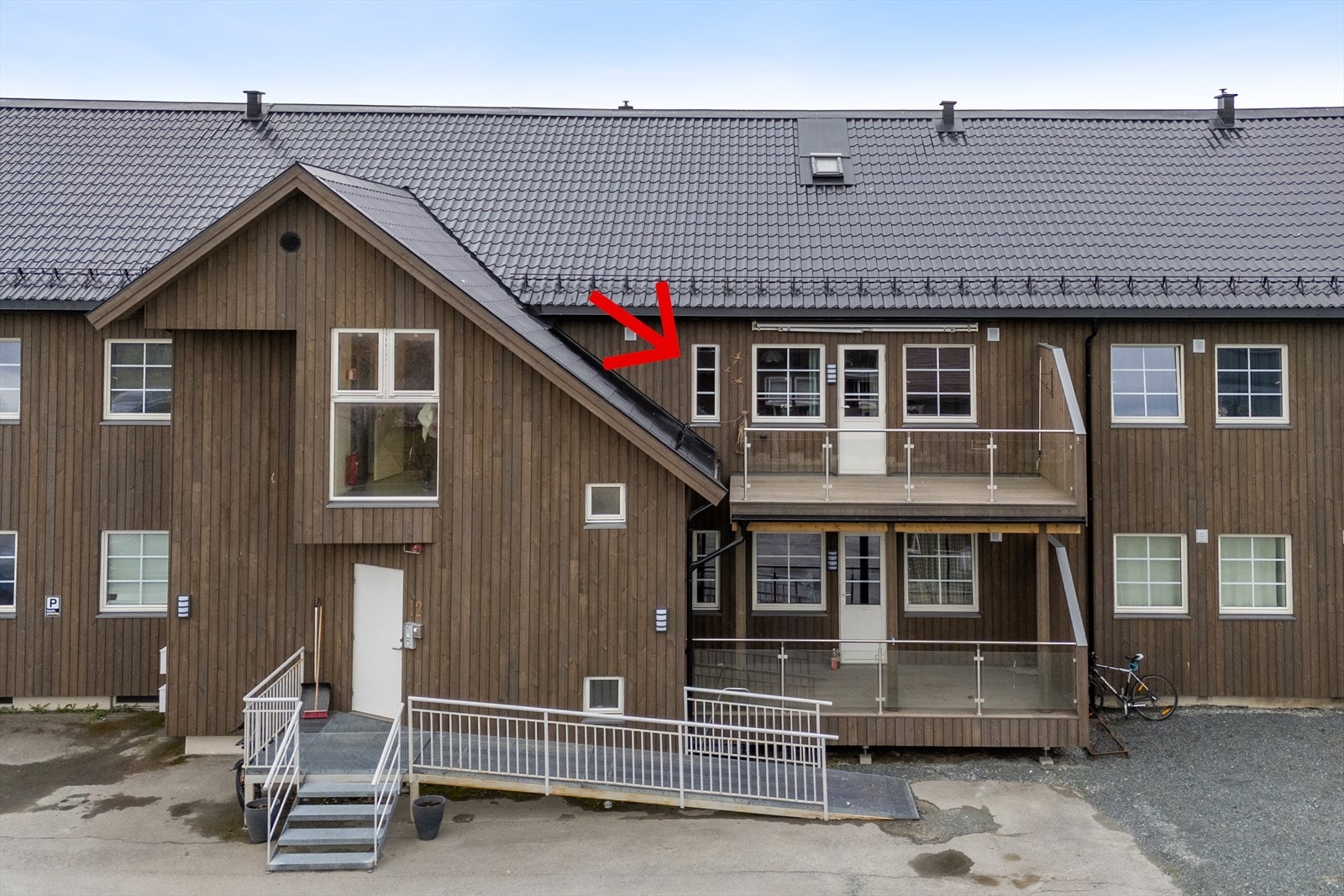 Romslig balkong oppe i 2. etg. Enkel tilgang med heis og tilpasset inngangsparti midt i Verdal sentrum. Galleribilde