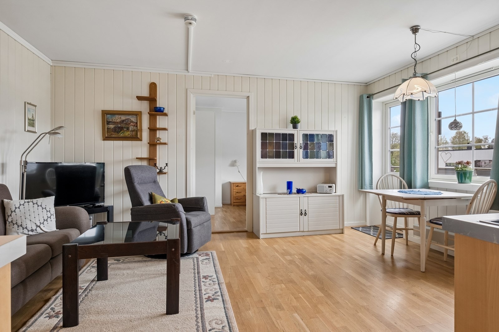 God takhøyde og godt med lys inn i leiligheten. Galleribilde