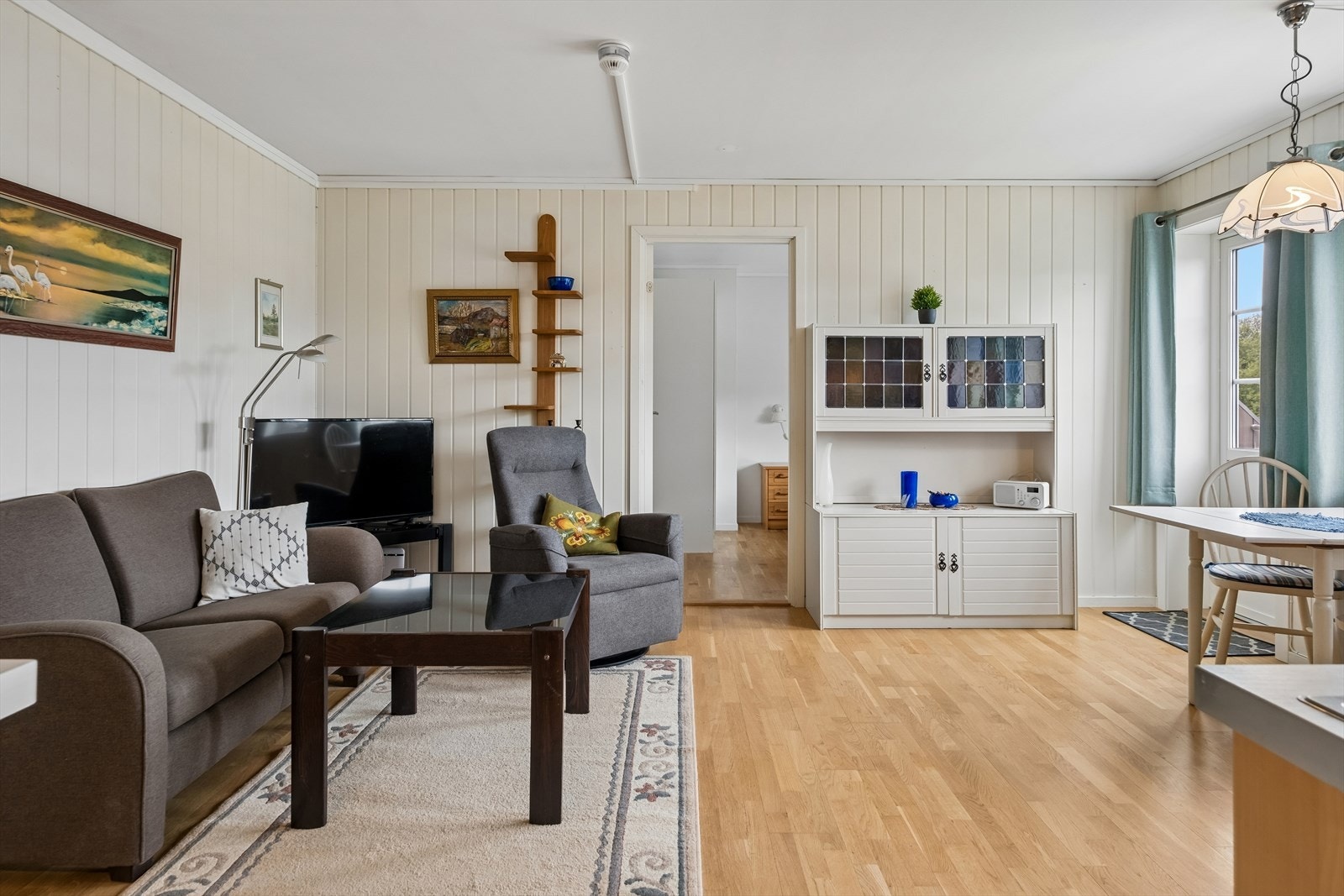Felleskostnadene inkl. bla: Kommunale avgifter, renovasjon, byggforsikring, tv, internett, renter og avdrag på fellesgjeld. Galleribilde