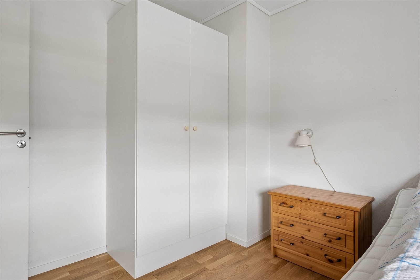 God plass til dobbeltseng og garderobe. Galleribilde