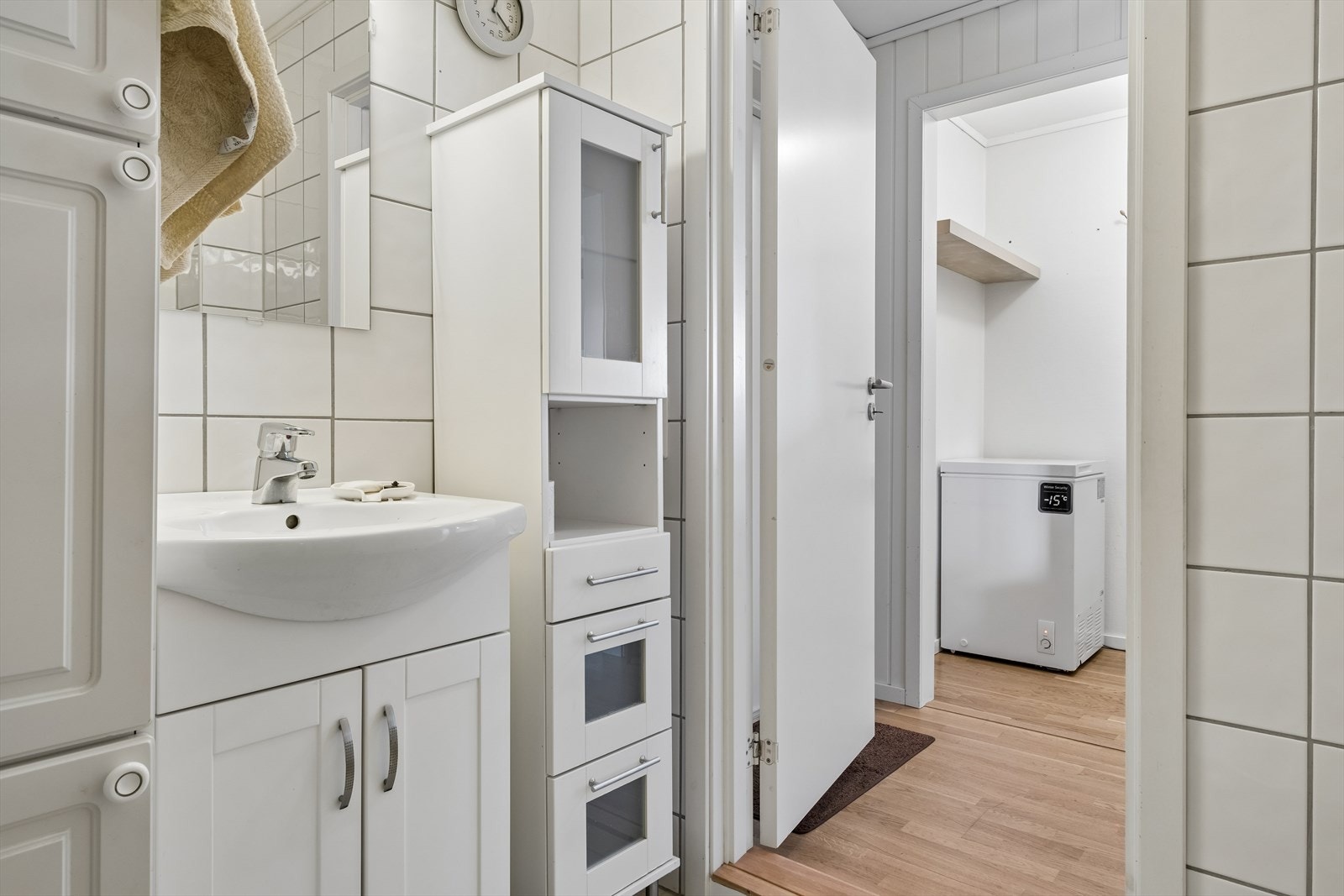 Mye skapplass til lagring på badet. Flis på gulv og vegg. Galleribilde