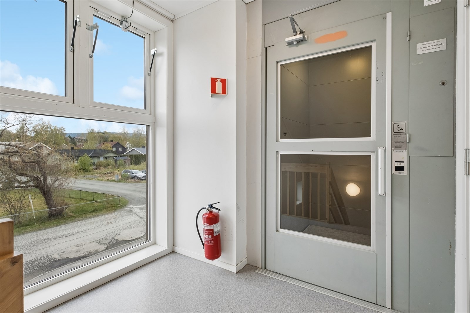 Heisadkomst opp til leiligheten. Fellesarealene ble renovert i 2009. Galleribilde