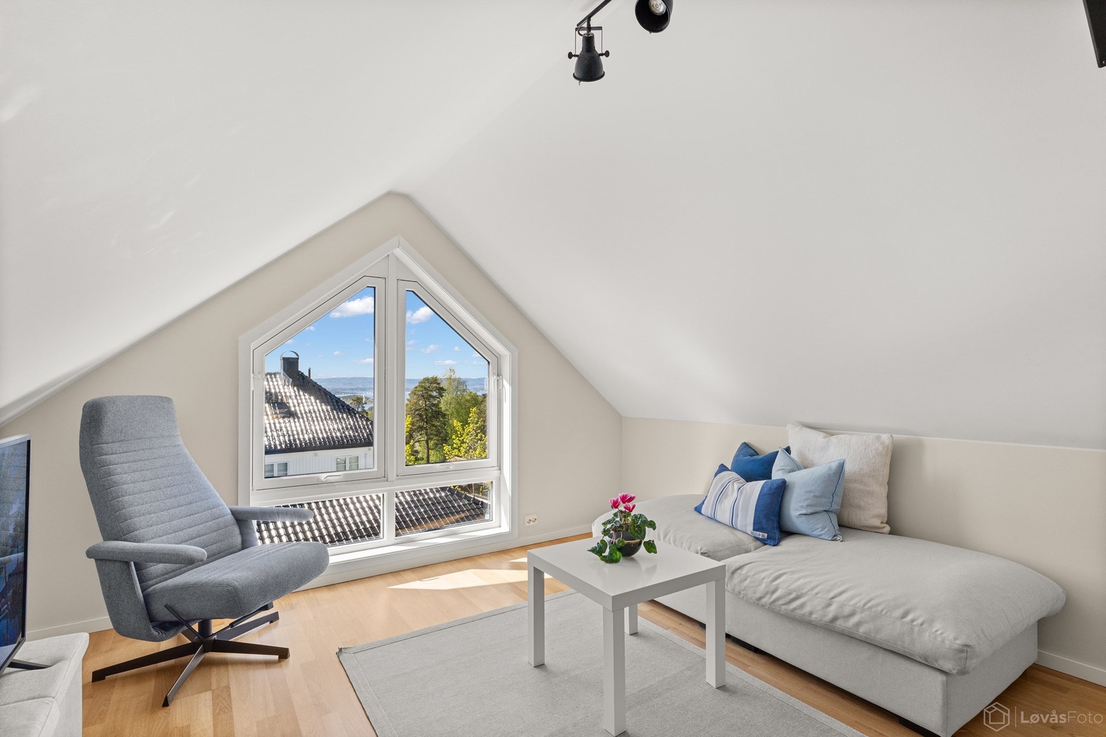 Loftstue med fjordutsikt (rommet er ikke byggemeldt for varig opphold) Galleribilde