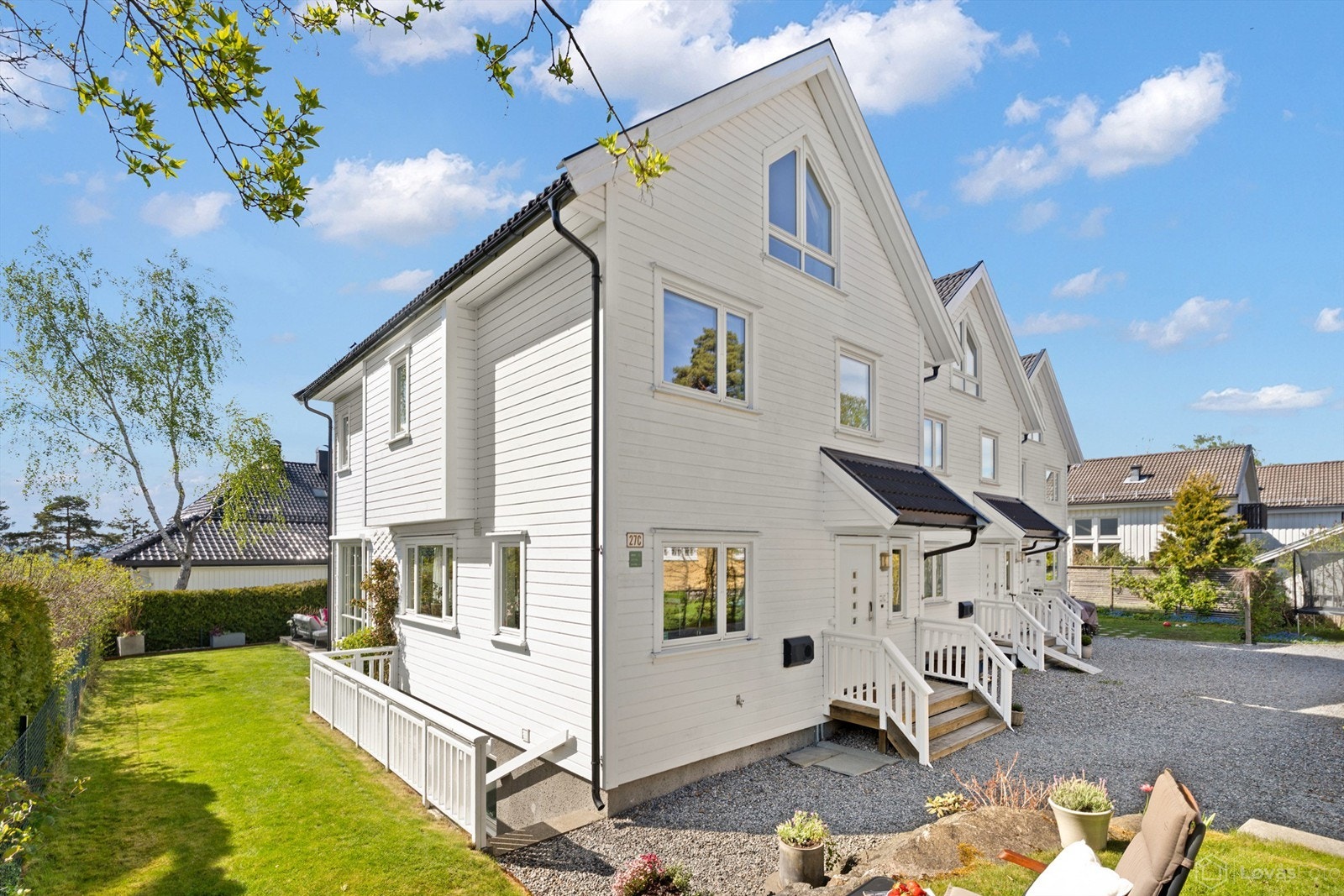 Boligen er tegnet av arkitekt Nils Haugrud og har en innholdsrik og meget god planløsning som åpner for flere bruksmuligheter. Huset er oppført i 2012 (ferdigstilt i begynnelsen av 2013) etter TEK10 og dens krav til byggeteknikk, isolasjon, innemiljø osv Galleribilde