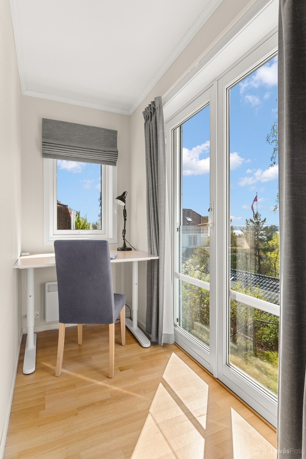 En lys og fin krok i tilknytning til soverommet, ideell for en hjemmekontorplass Galleribilde