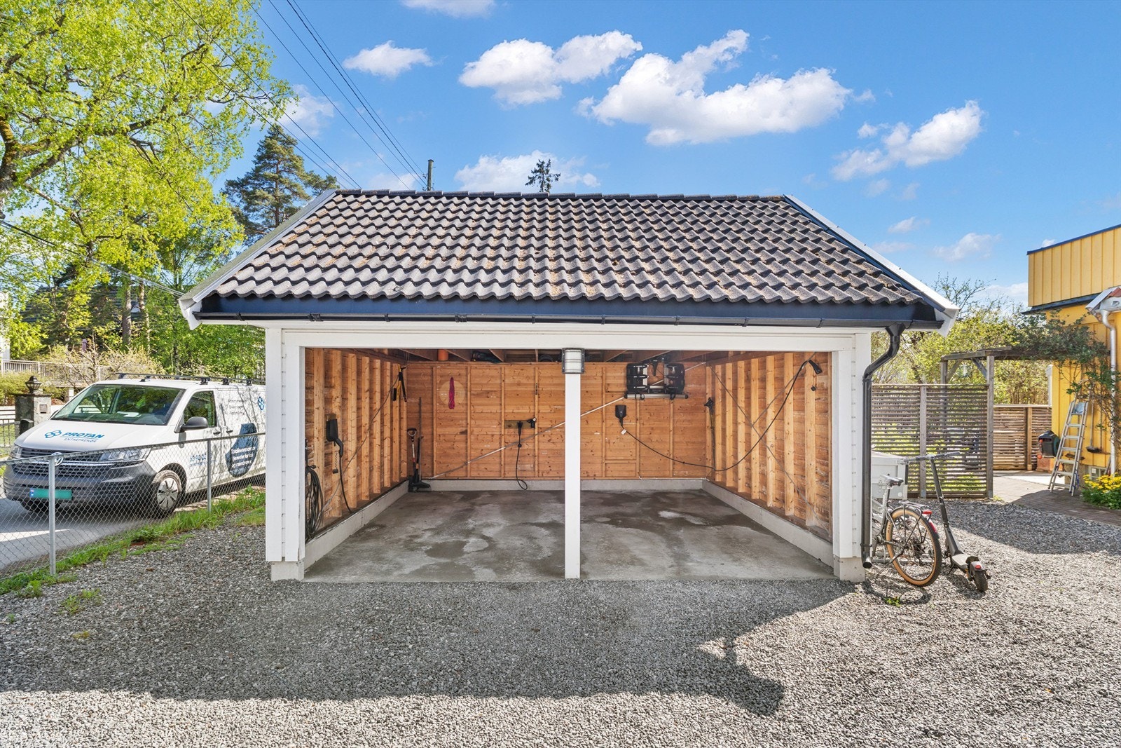 Boligen har tinglyst eksklusiv bruksrett til halvpart av dobbel carport. Elbillader (installert i 2021) i carporten og lagringshems. I tillegg er det tre felles parkeringsplasser på gårdsplassen Galleribilde