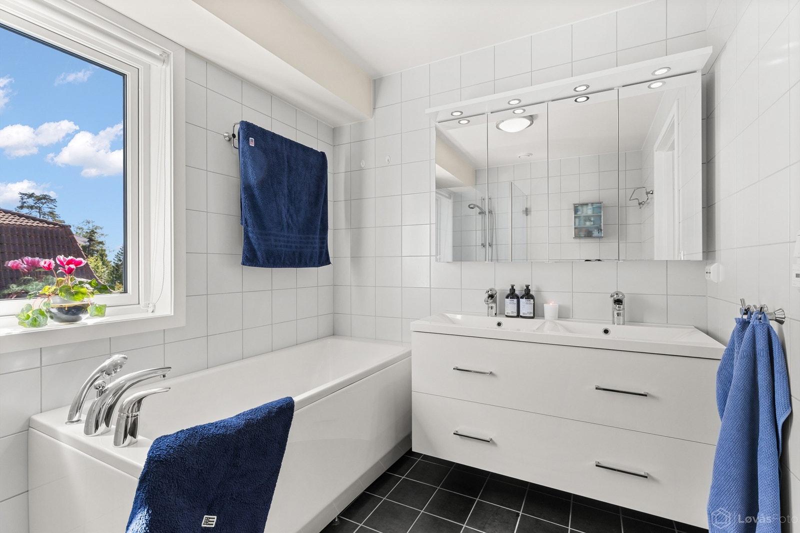 Romslig bad med bl.a. dobbel servant Galleribilde