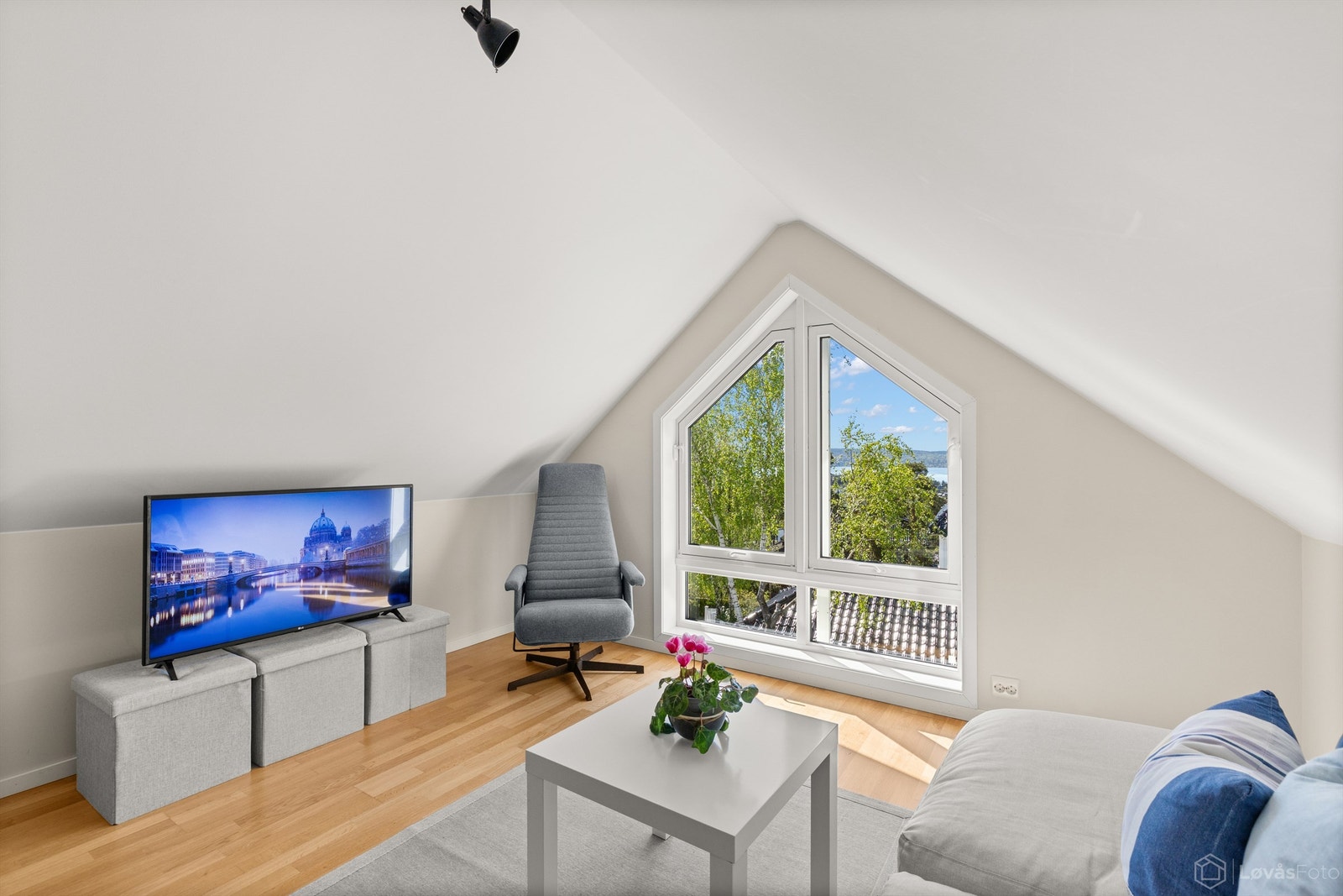 Loftstue med utsikt (rommet er ikke byggemeldt for varig opphold) Galleribilde