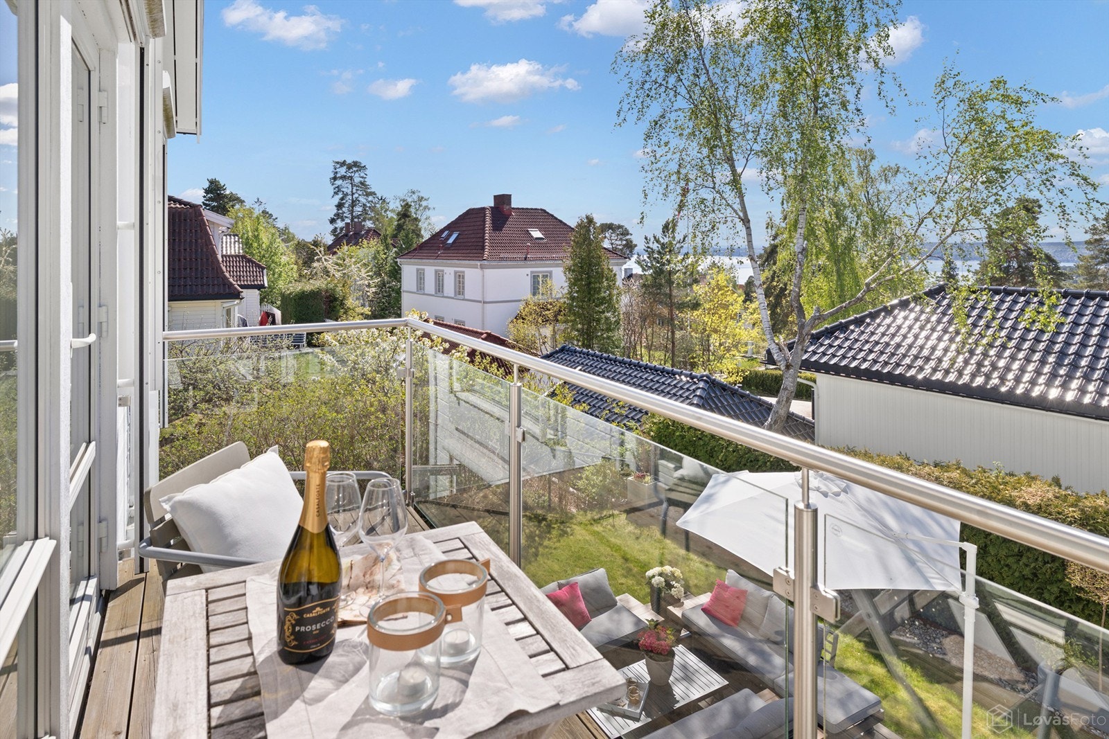 Vestvendt og solrik balkong i 2. etasje med fjordutsikt Galleribilde