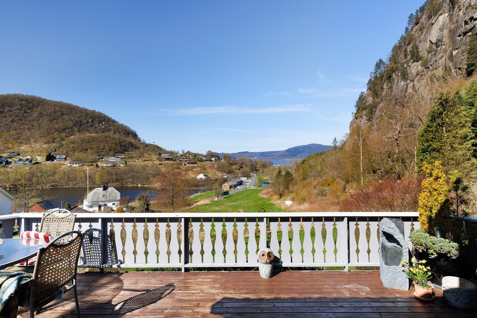 Fantastisk utsikt til både sjø og vann. Veien ved siden av hytta fører også opp til populære Skomakernibbå som virkelig er en opplevelse for de turglade! Galleribilde