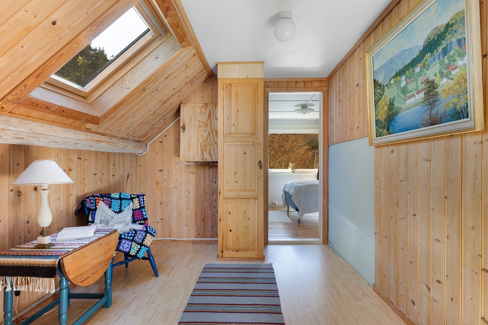 Gangen/loftsrommet er romslig og har takvindu som gir naturlig lys inn. Galleribilde