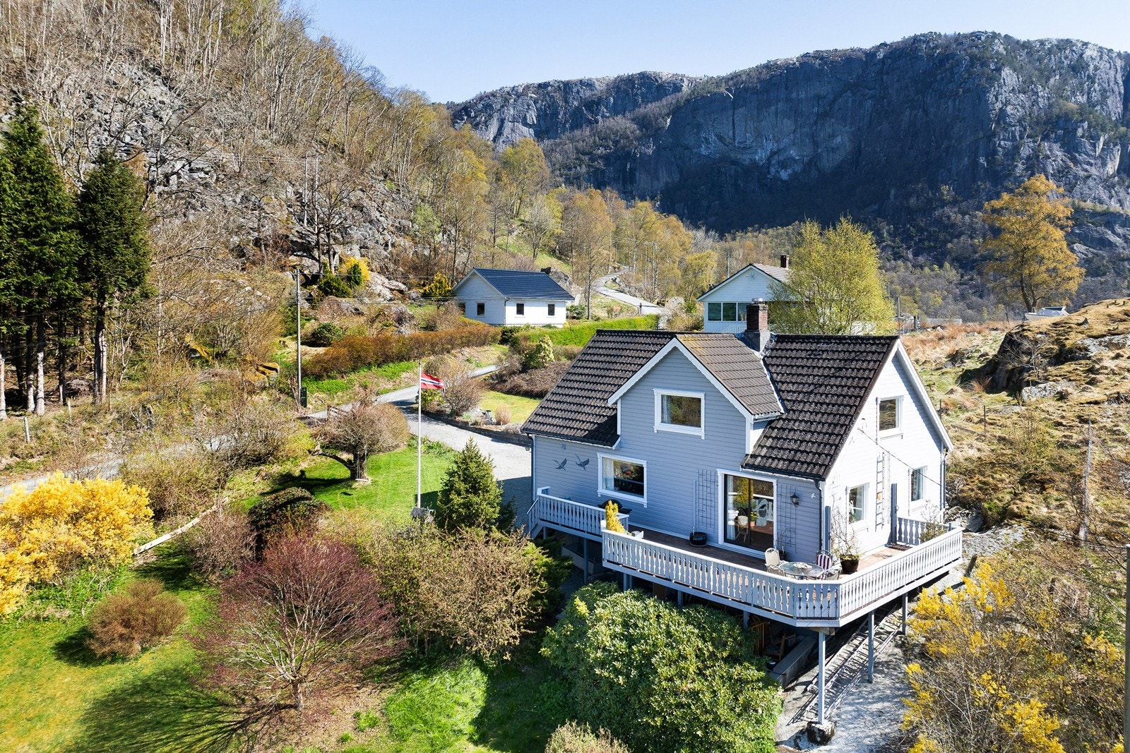 Enebolig over to etasjer med landlig og fredelig beliggenhet i naturskjønne omgivelser ved Steinslandsvatnet like utenfor Hjelmeland sentrum. Galleribilde
