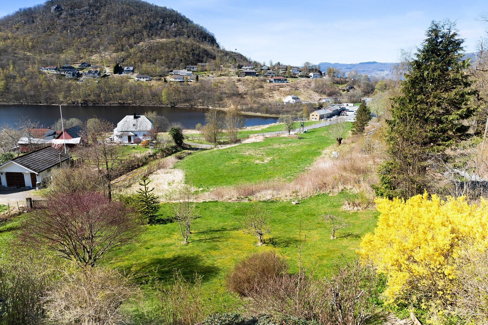 Tomten er i overkant av 2 mål så her er det godt med boltreplass for store og små! Grensene er fiktive men inngjerdet fra gammelt av.. Galleribilde