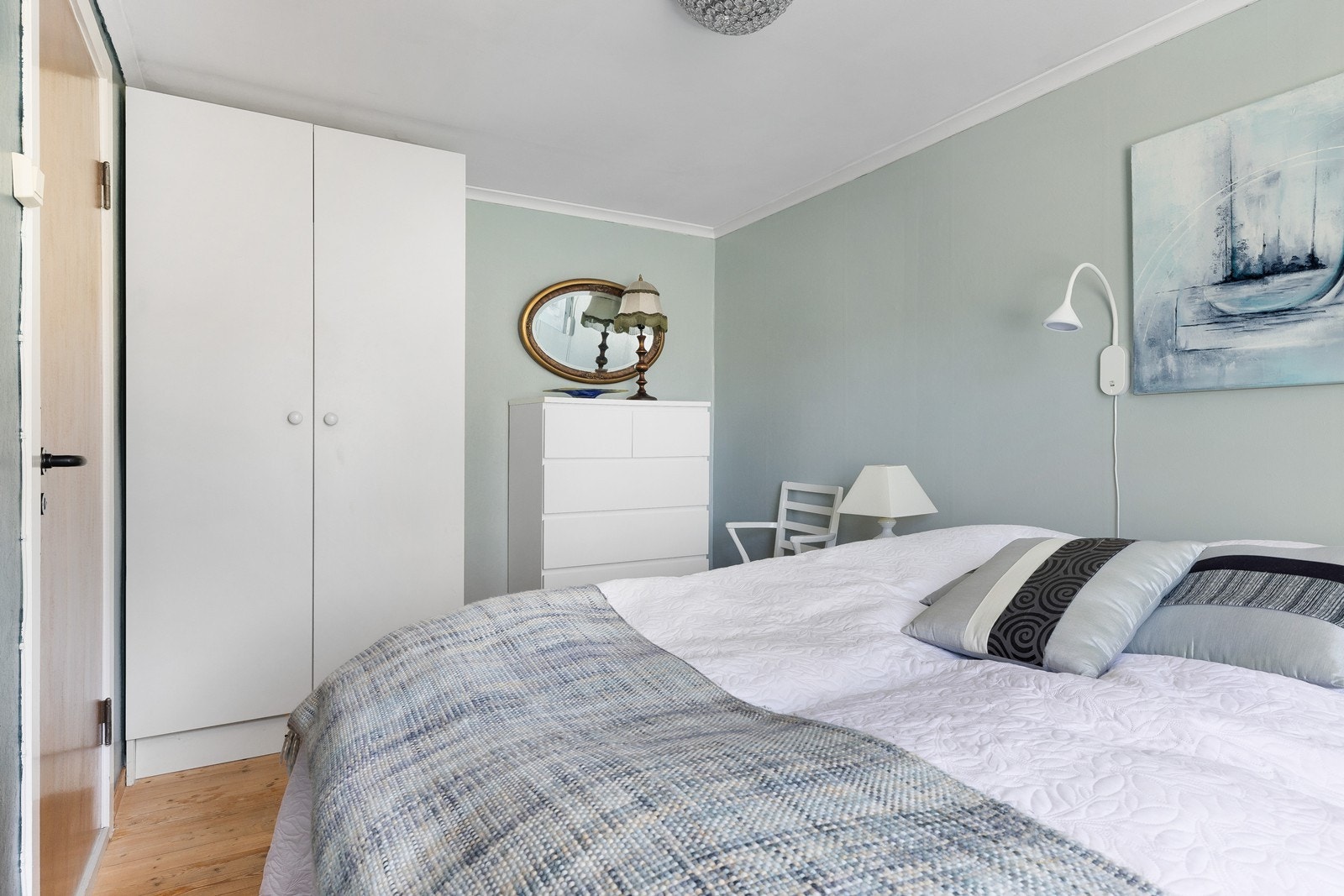 Praktisk oppbevaring med garderobe og kommode. Galleribilde