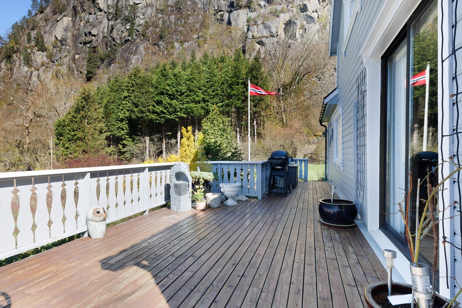 Solrik terrasse med fin overgang til hage og uteområde. Galleribilde