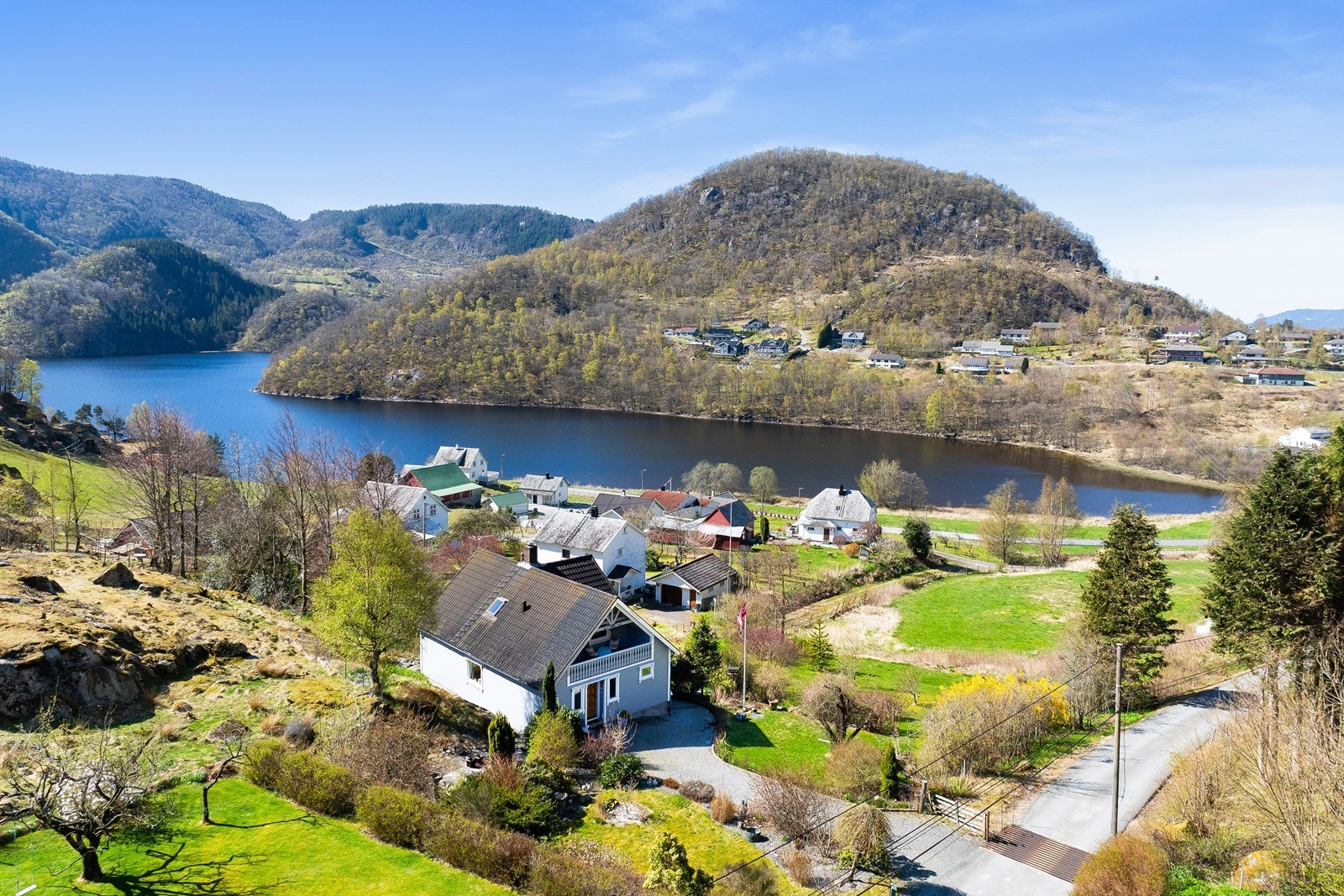 Eiendommen har en landlig, men samtidig sentral beliggenhet med kort avstand til Hjelmeland sentrum med både butikk, skole, barnehage og idrettsanlegg. Galleribilde