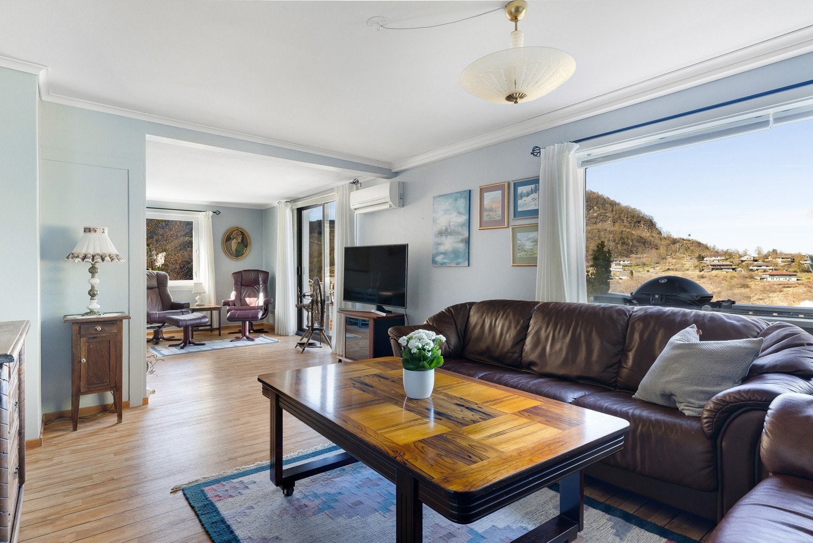 Store vindusflater slipper inn rikelig med dagslys, hvor en kan nyte flott utsikt nedover vannet. Galleribilde