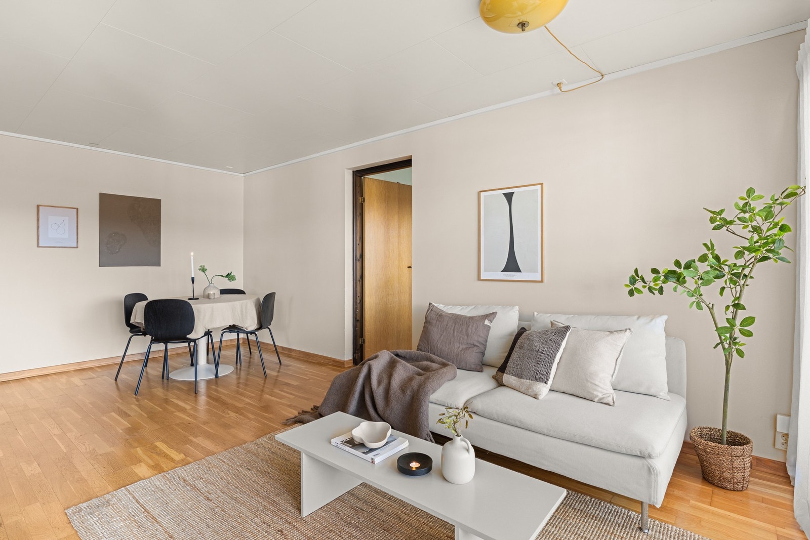 Stue med plass til spisebord og sofagruppe Galleribilde