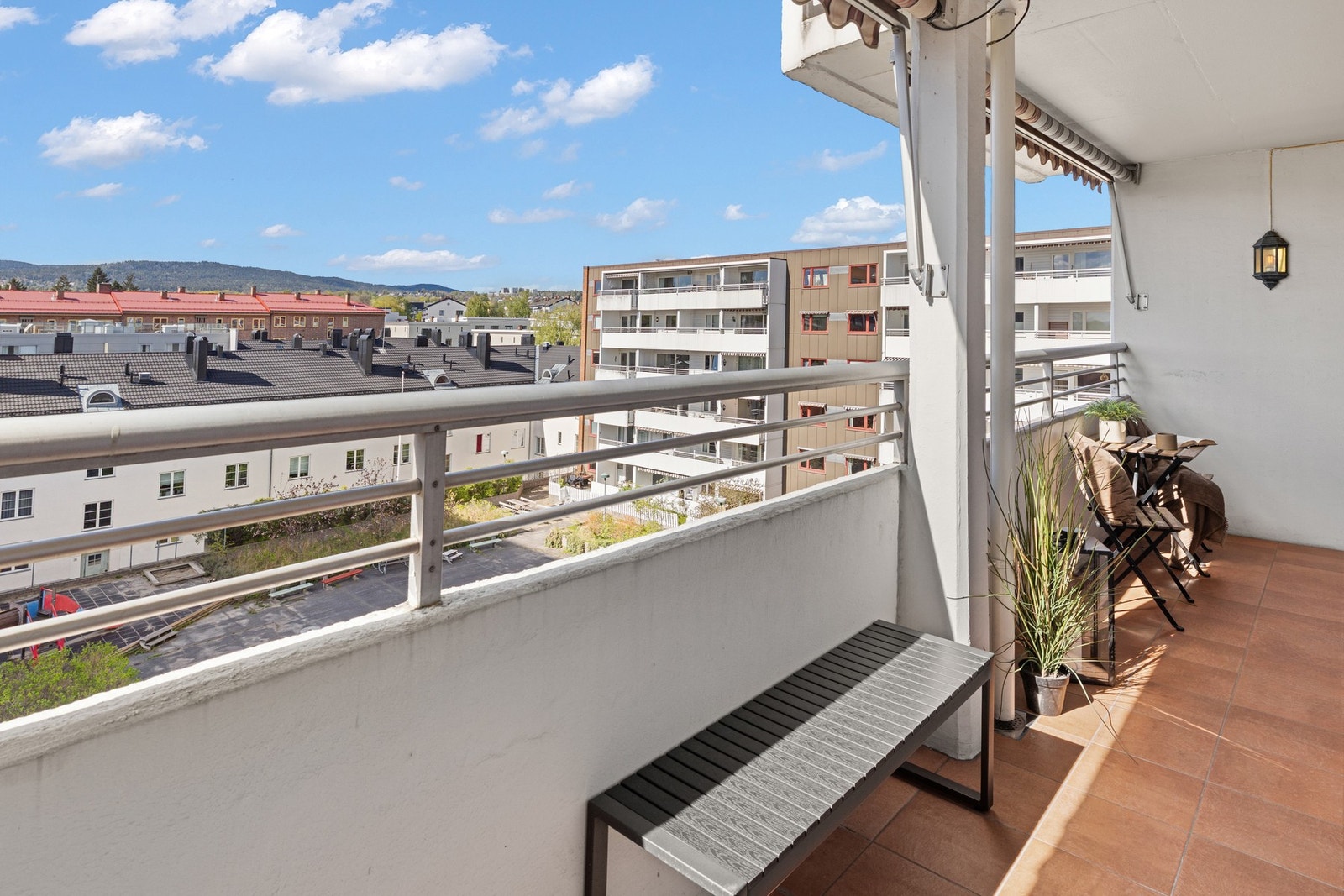 Stor balkong med utsikt på 11 m². Her er det gode solforhold på ettermiddagen til sene solnedganger Galleribilde