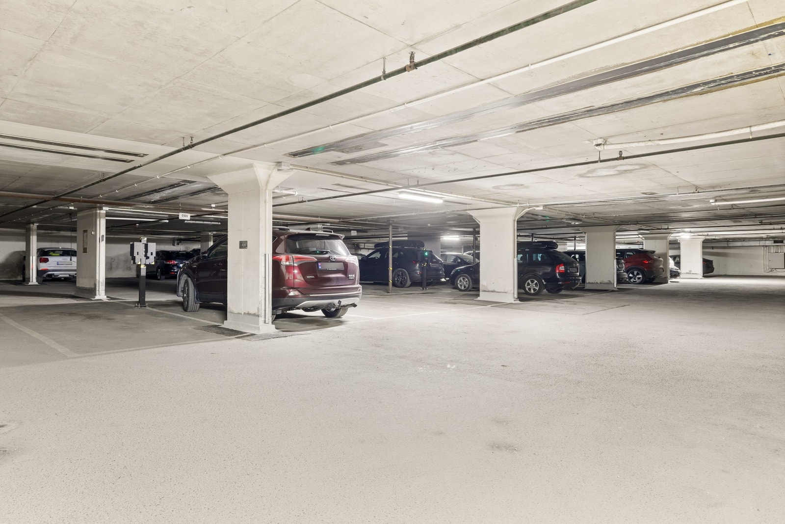Med leiligheten følger garasjeplass med mulighet for å montere lader Galleribilde