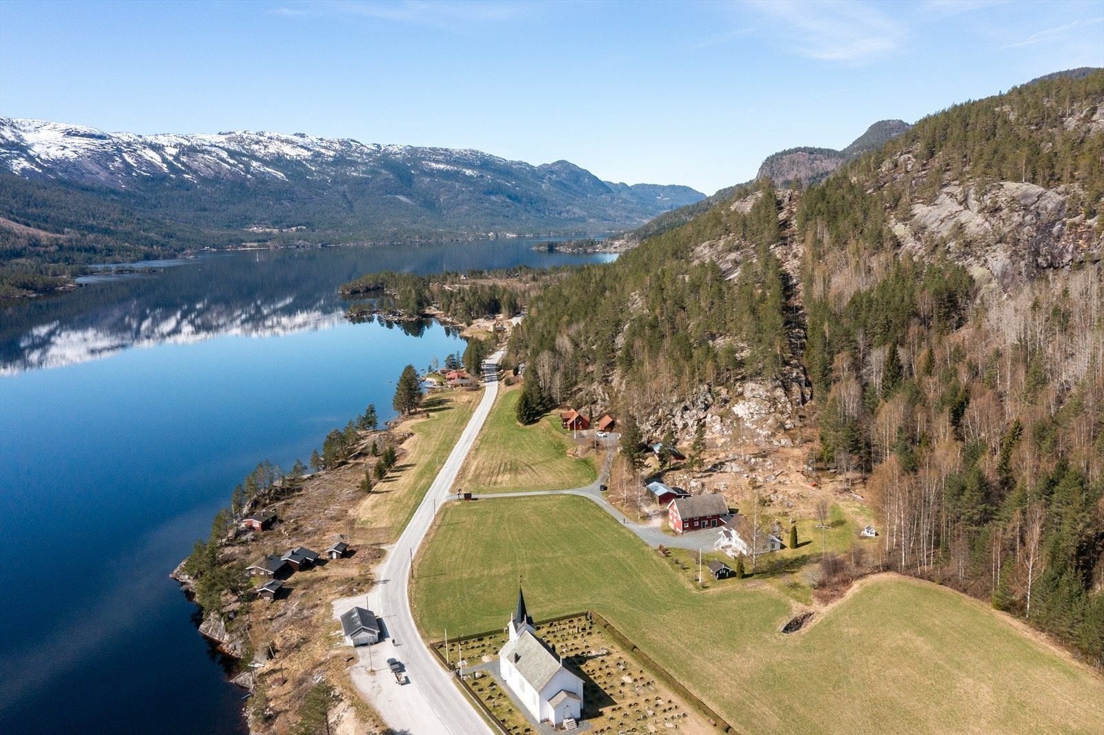 Beliggenheten kombinerer landlig ro med kort vei til Vrådal sentrum, kun 4 minutter unna. Vinterstid er det kun en kort kjøretur til Vrådal Panorama Skisenter, og om sommeren er det kort vei til Vrådal Golfbane. Galleribilde