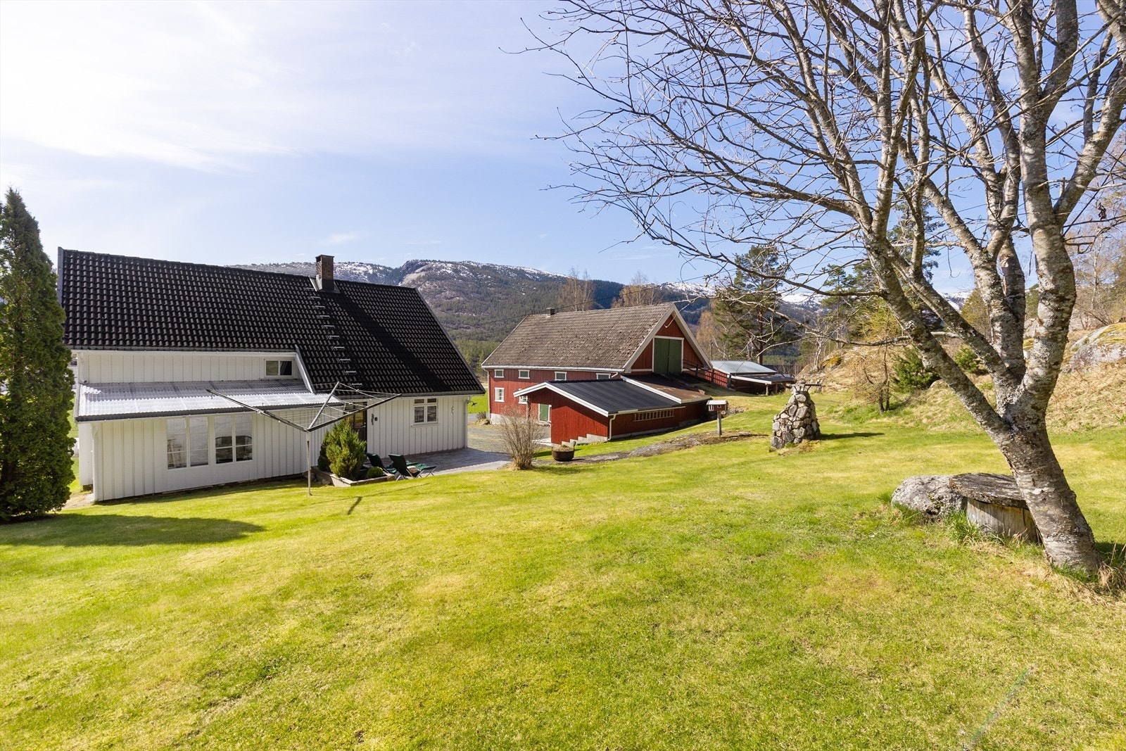 Hagen bak huset er usjenert og romslig. Galleribilde