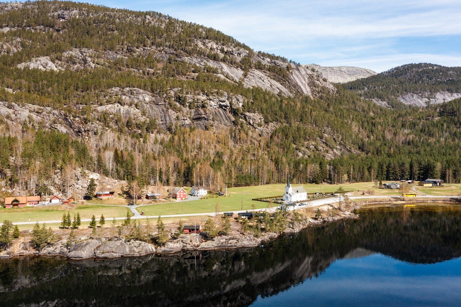 Velkommen til denne innholdsrike eiendommen i Vrådal! Her får du et oppgradert våningshus, flere driftsbygninger, egen strandlinje og brygge. Galleribilde