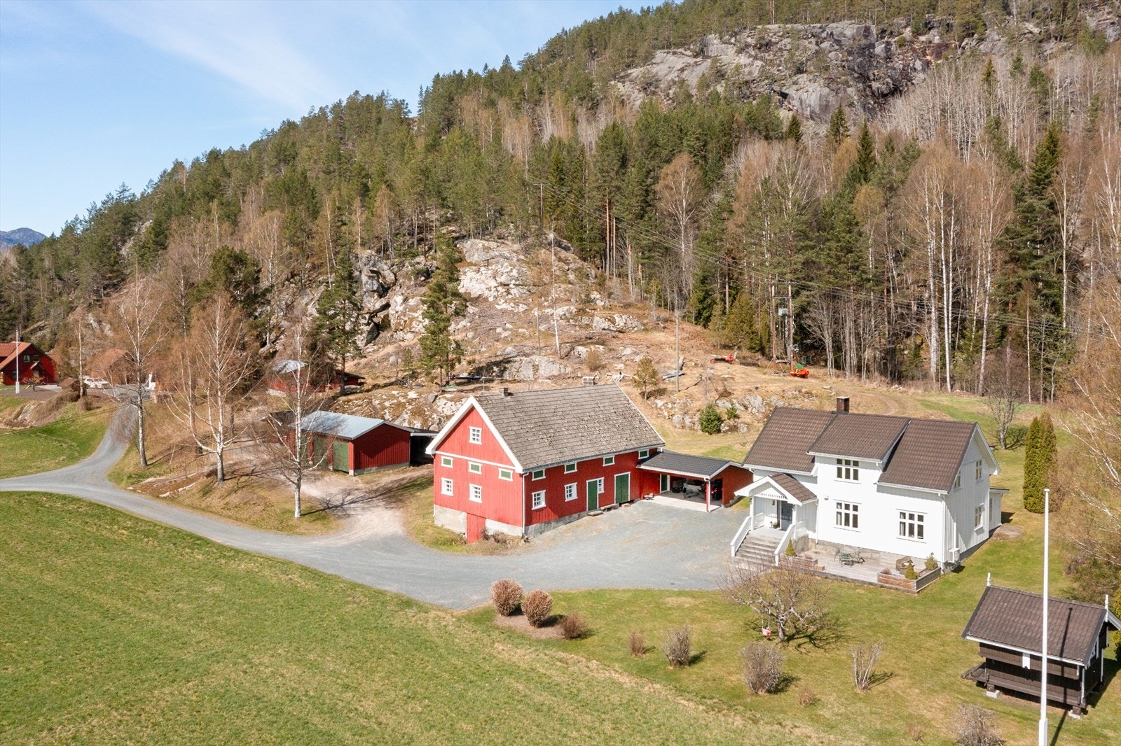 Eiendommen er en 157 476 m² stor landbrukseiendom som ifølge Gårdskart blant annet har ca. 25,4 dekar fulldyrka jord og 44,3 dekar produktiv skog. Galleribilde