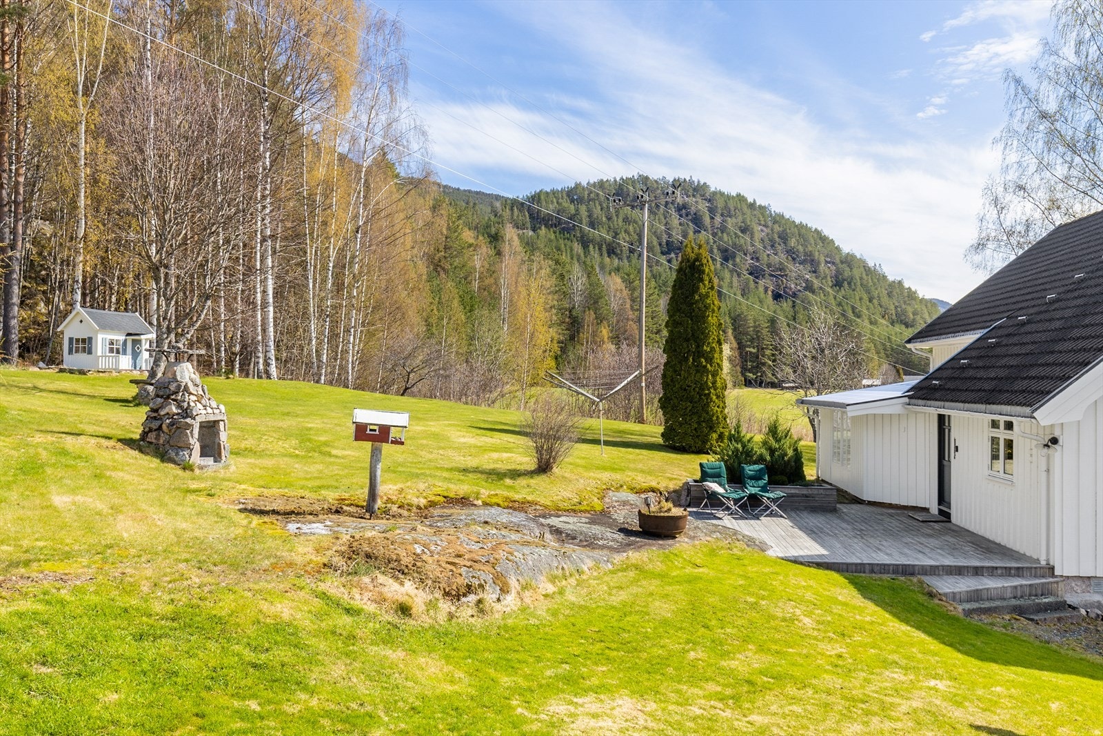 Uteområdet er opparbeidet med flere soner, inkludert utepeis og svaberg. Galleribilde