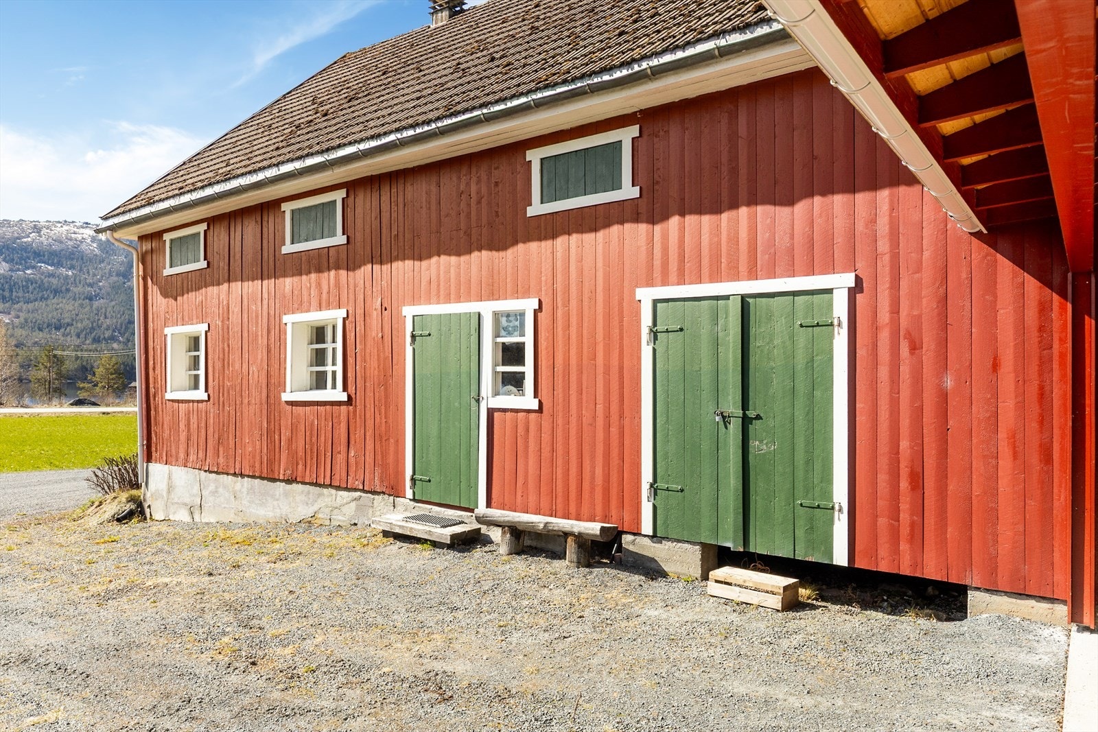 Driftsbygningen er oppført i 1936 og tilbygget med carport i 2020. Det er innlagt strøm i driftsbygningen, og den blir i dag i hovedsak brukt som lager. Galleribilde