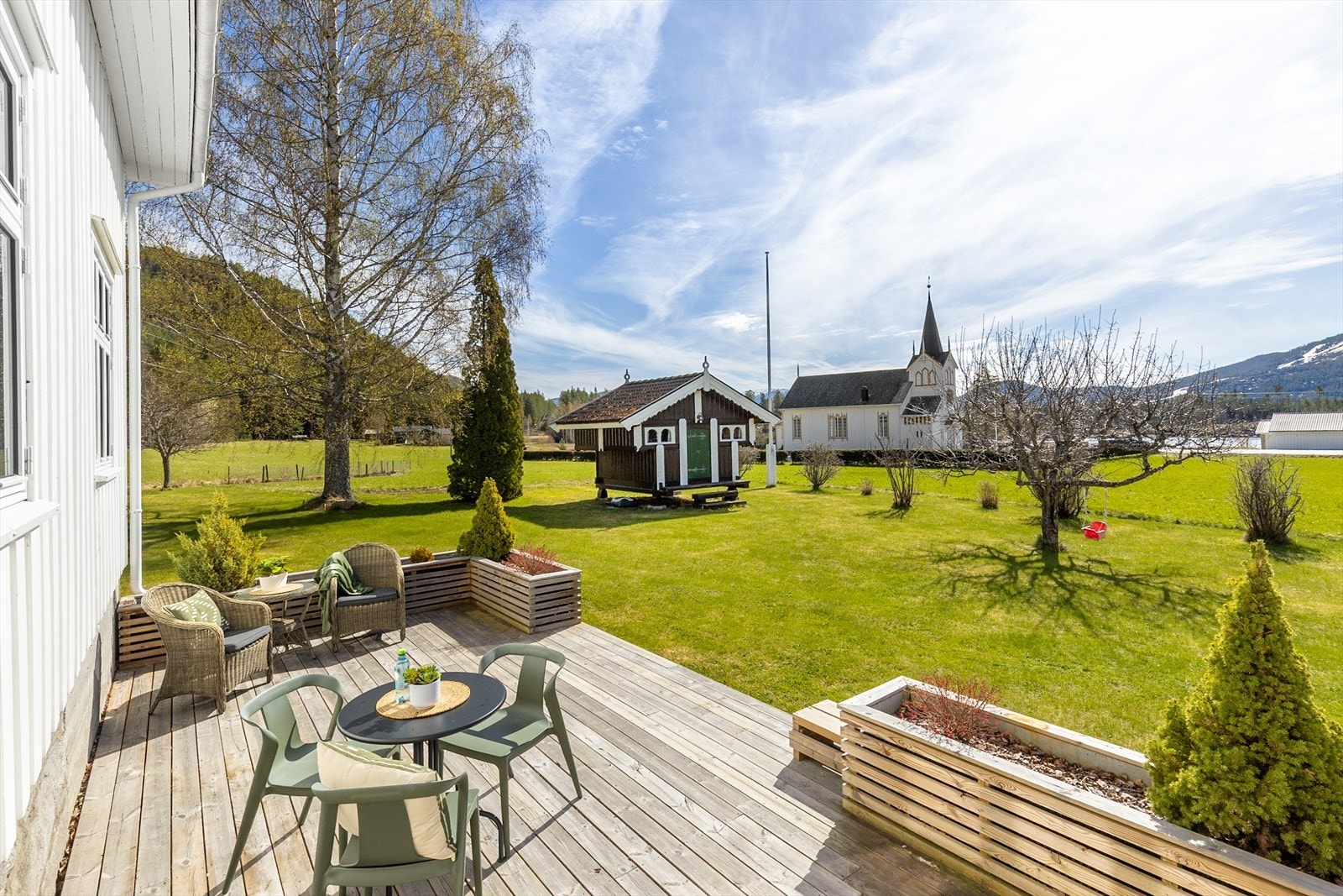 Stor, opparbeidet hage med plen og beplantning. Galleribilde