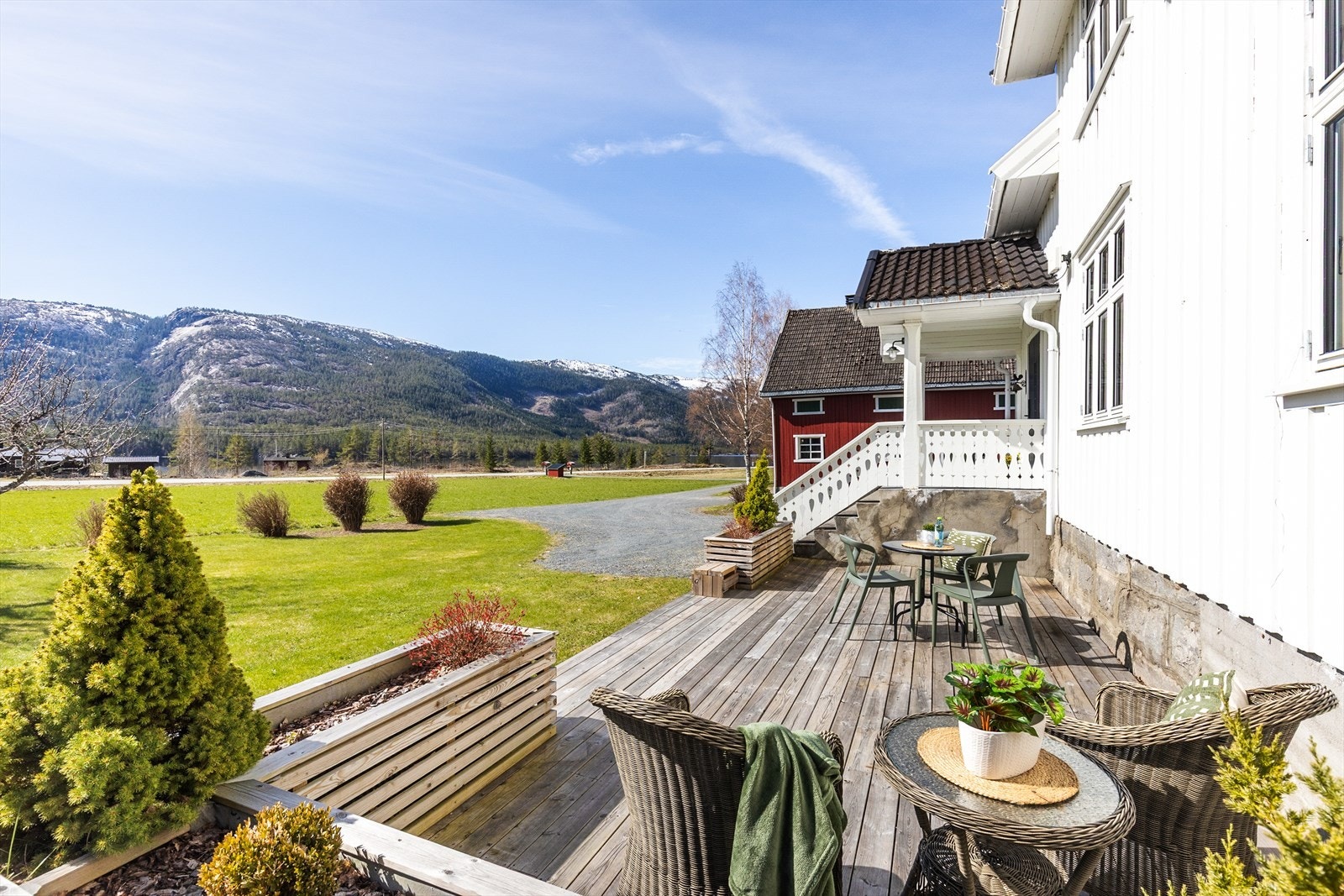 Eiendommen ligger vakkert til like ved Vrådal Kyrkje, med utsikt mot Vråvatn og fjelllandskap. Galleribilde