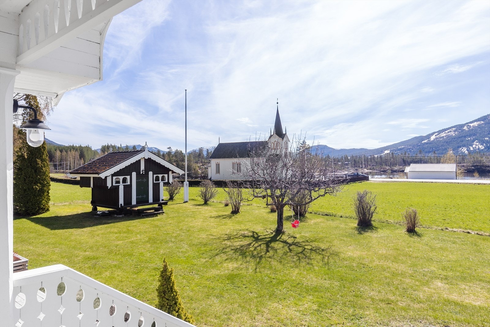 Stabburet er oppført i 1984 og inneholder et rom som i dag er innredet med to sengeplasser. Galleribilde