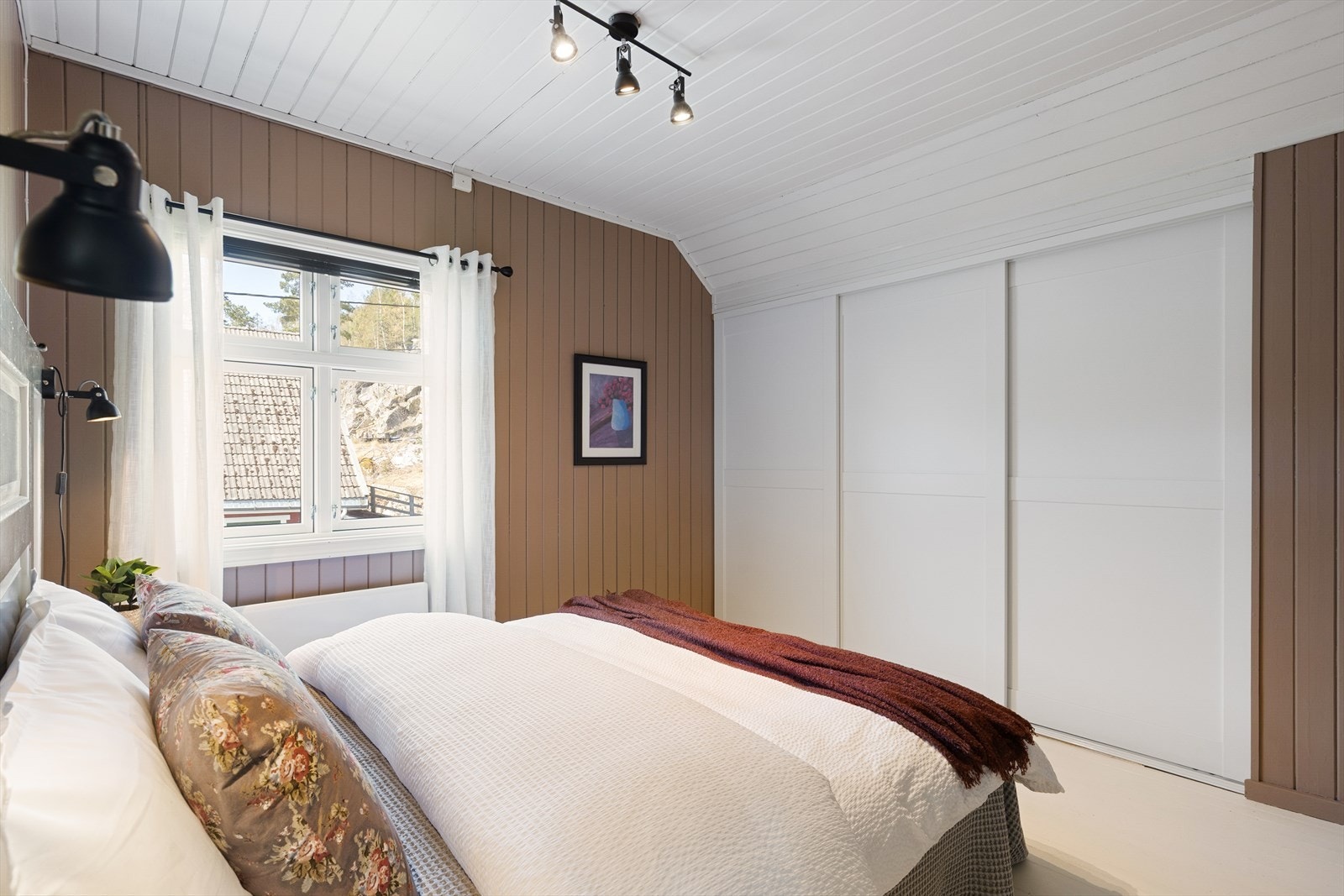 Dette soverommet har en stor skyvedørsgarderobe for effektiv oppbevaring. Galleribilde