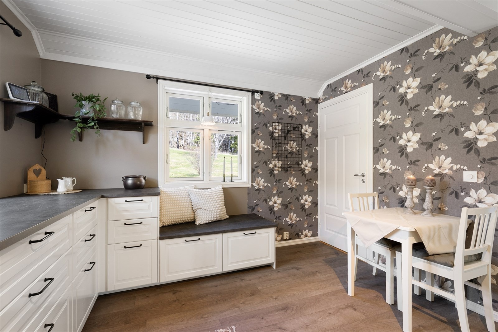 Det er videre også god plass til et spisebord. Galleribilde