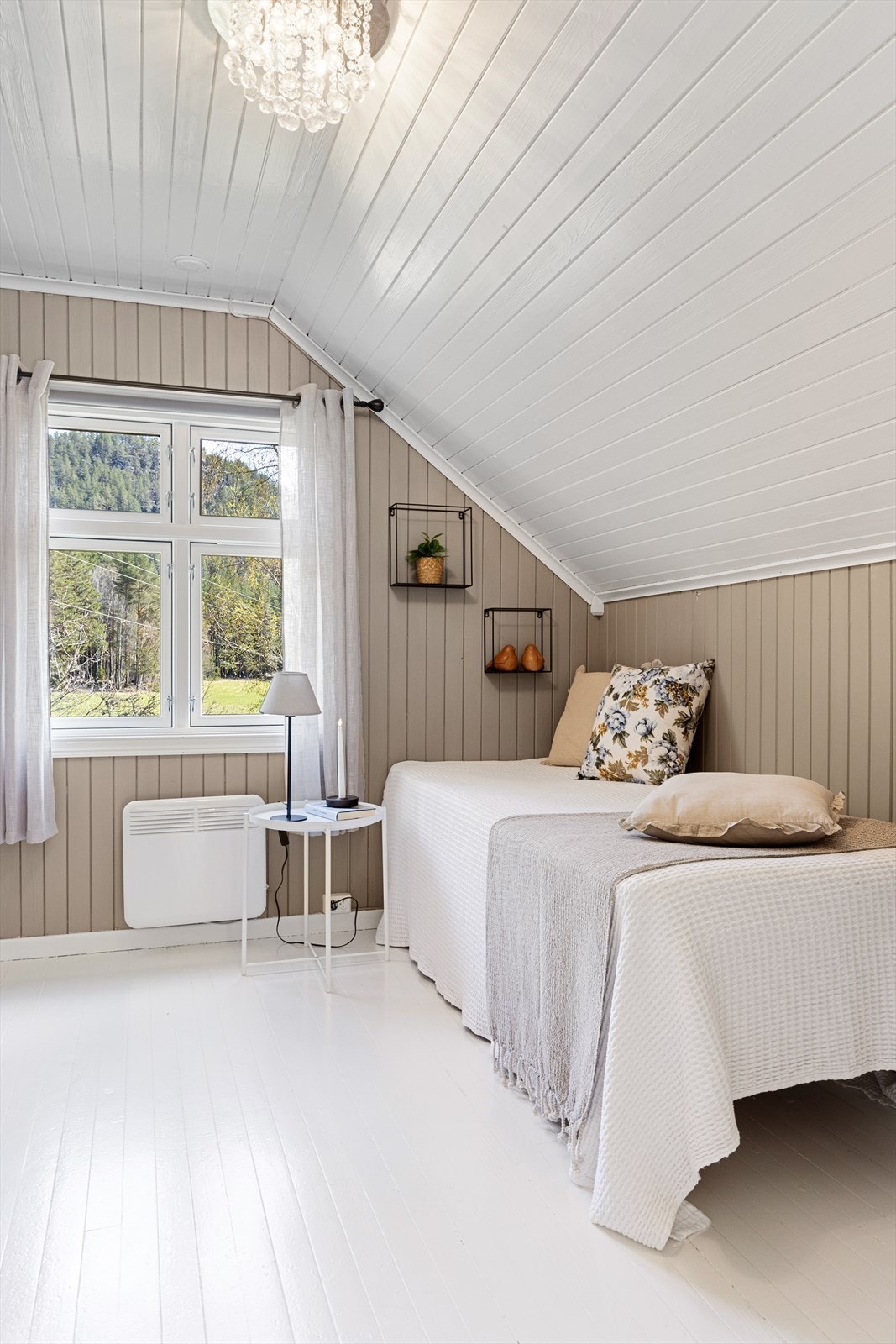 Overflatene på loftet består hovedsakelig av trepanel og malte furugulv. Galleribilde